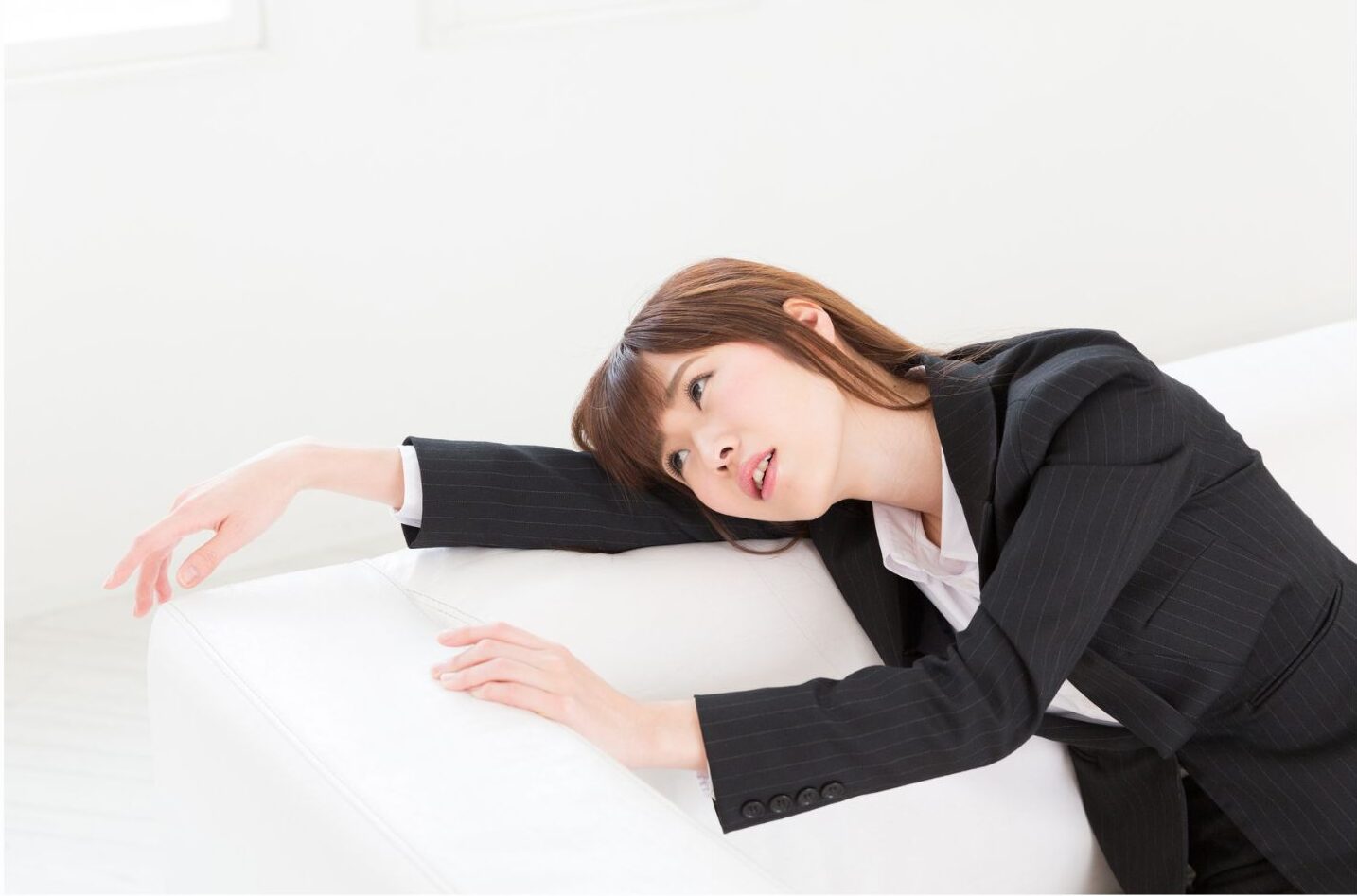 悩んでいる女性