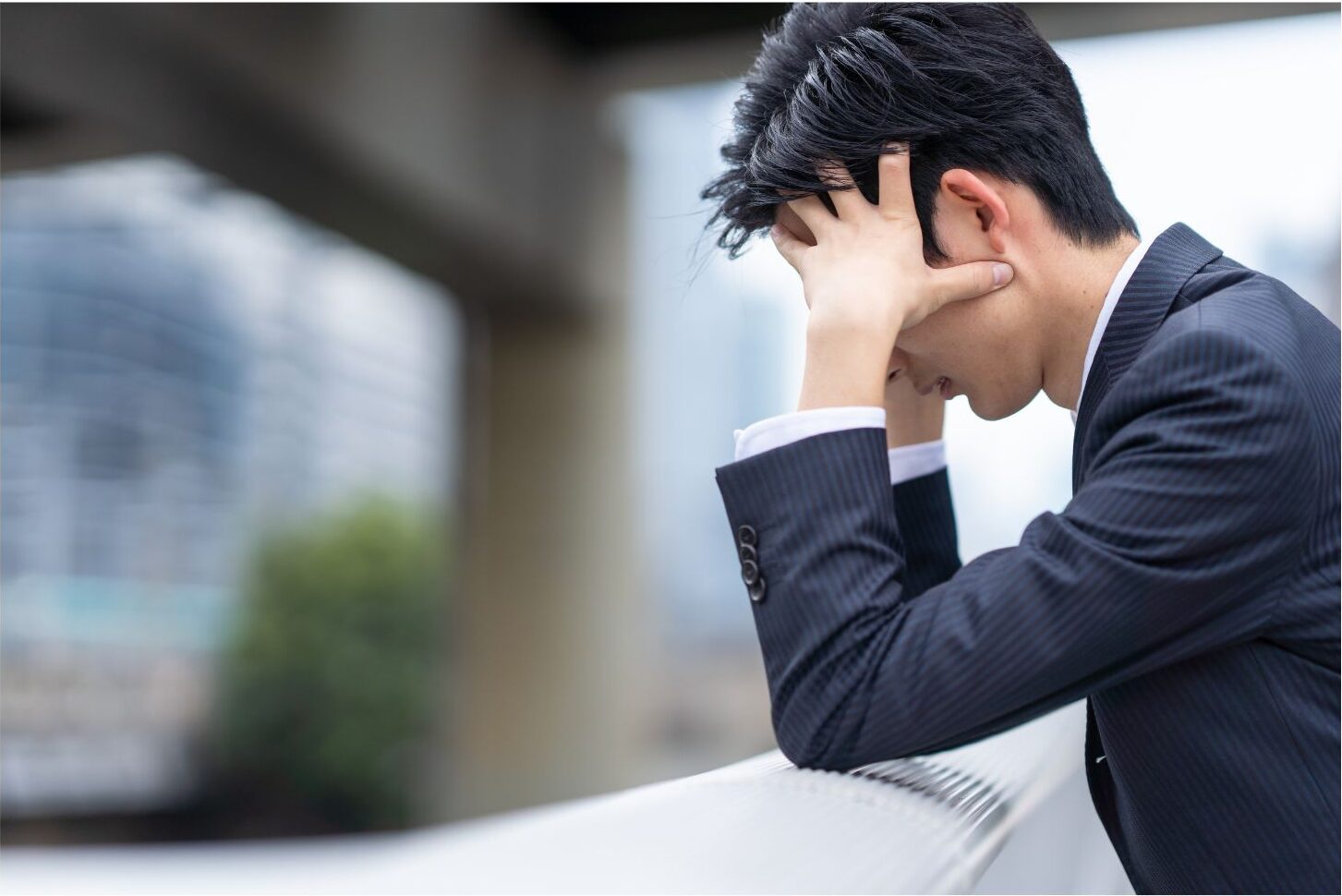 悩んでいる男性