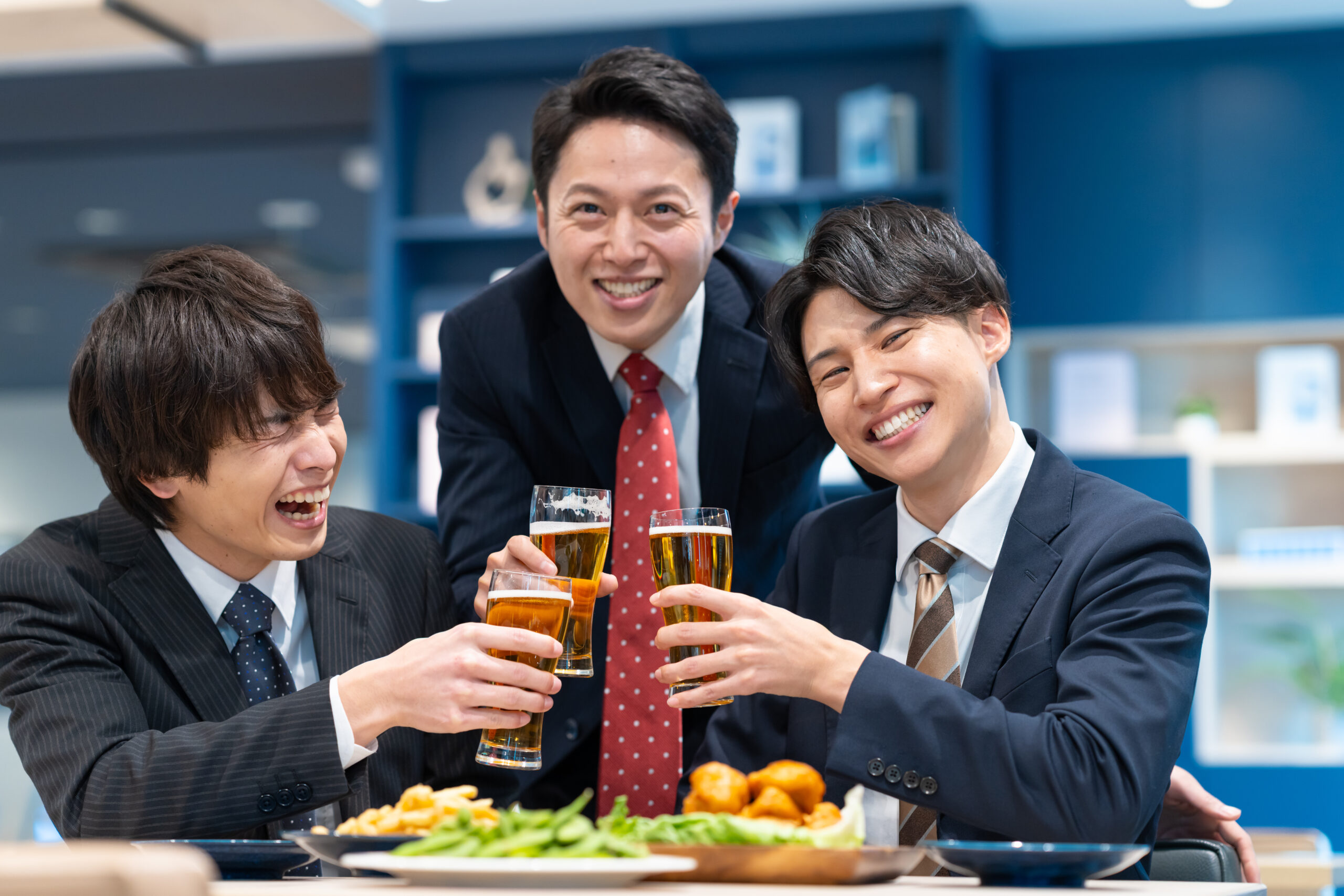 上司と飲む若いビジネスマン
