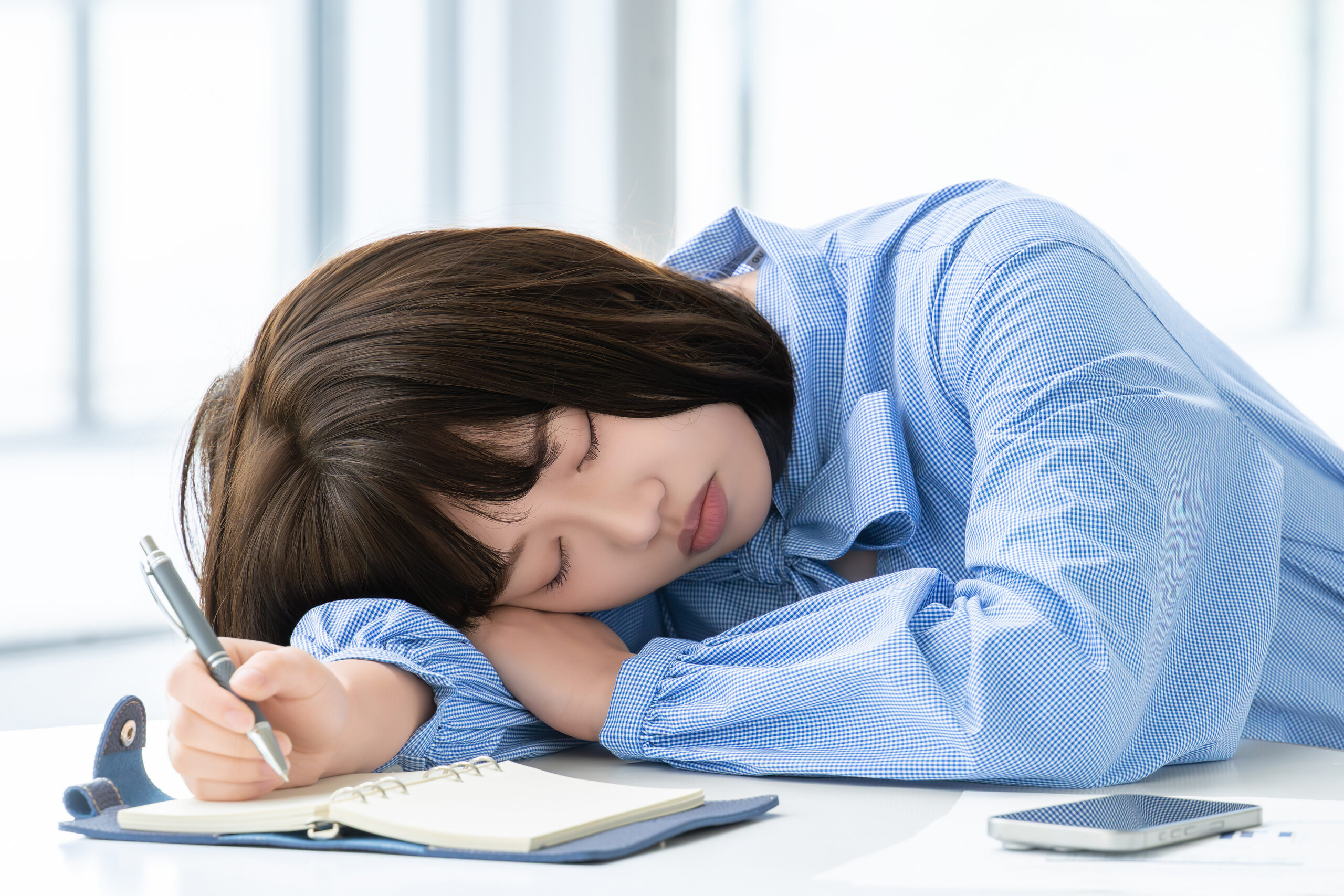 仕事に疲れる女性・ビジネスウーマン