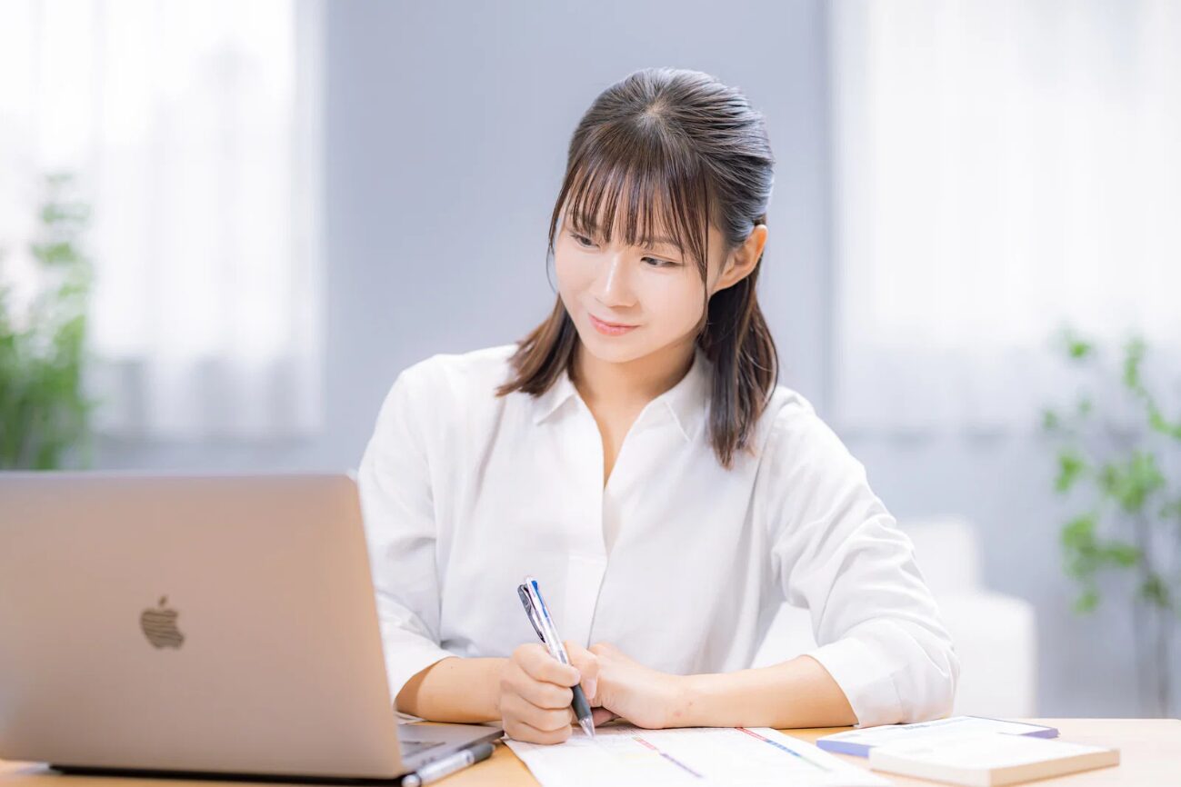 再就職手当の申請書類を記入する女性