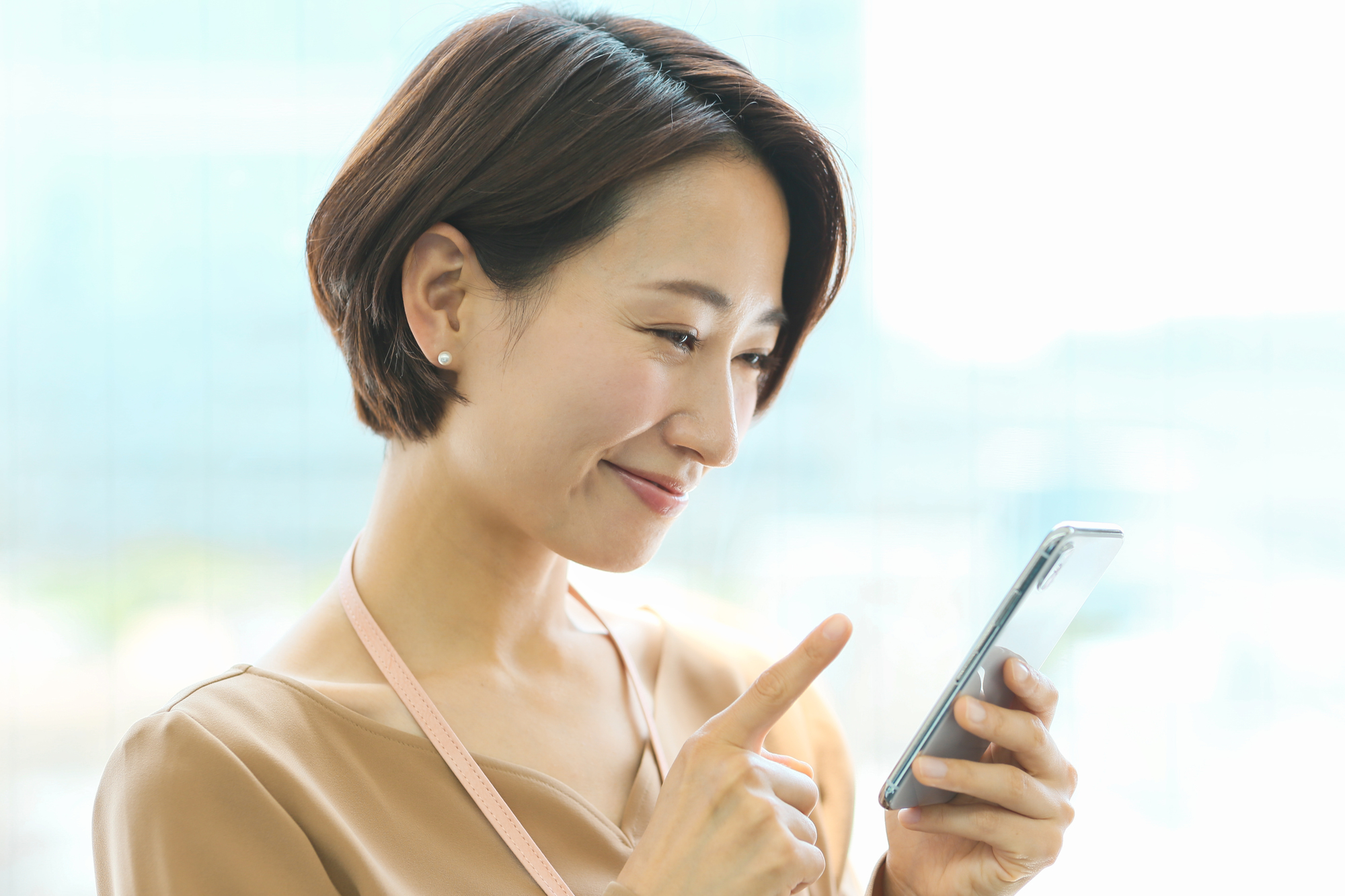 失業保険の待機期間中に注意するポイントを確認する女性