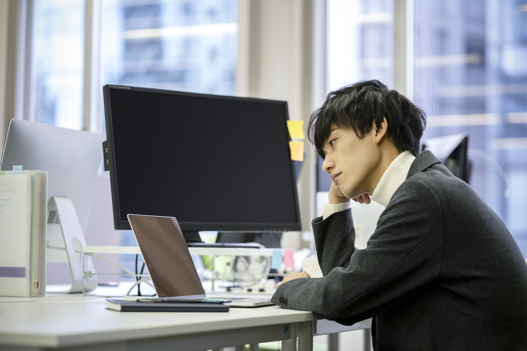 2024.12.03
給付金について

テーマ：
給付金
失業手当
退職手当
公務員は失業給付金をもらえない？代わりとなる制度を紹介



原則として、公務員は失業給付金を受給できません。ただ、「退職手当」という制度が用意されています。場合によっては、失業保険と退職手当の差額を受け取ることも可能です。

この記事では、公務員が失業給付金をもらえない理由について解説します。また、公務員が退職した際に受給できる手当金についてもわかりやすく紹介します。ぜひ最後までお読みください。

社会保険給付金サポートのお問い合わせはこちら▼



Table of Contents

公務員が失業給付金をもらえない理由
失業給付金をもらえる可能性があるケース
失業給付金の代わりにもらえる手当
公務員の退職手当とは
退職手当の受給要件
退職手当の金額
退職手当の申請方法
公務員が失業保険と退職手当の差額を受け取る方法
ハローワークで差額がないか確認する
公立学校の教員は各自治体の教育委員会に申請する
ハローワークで求職の申し込みを行う
まとめ
公務員が失業給付金をもらえない理由