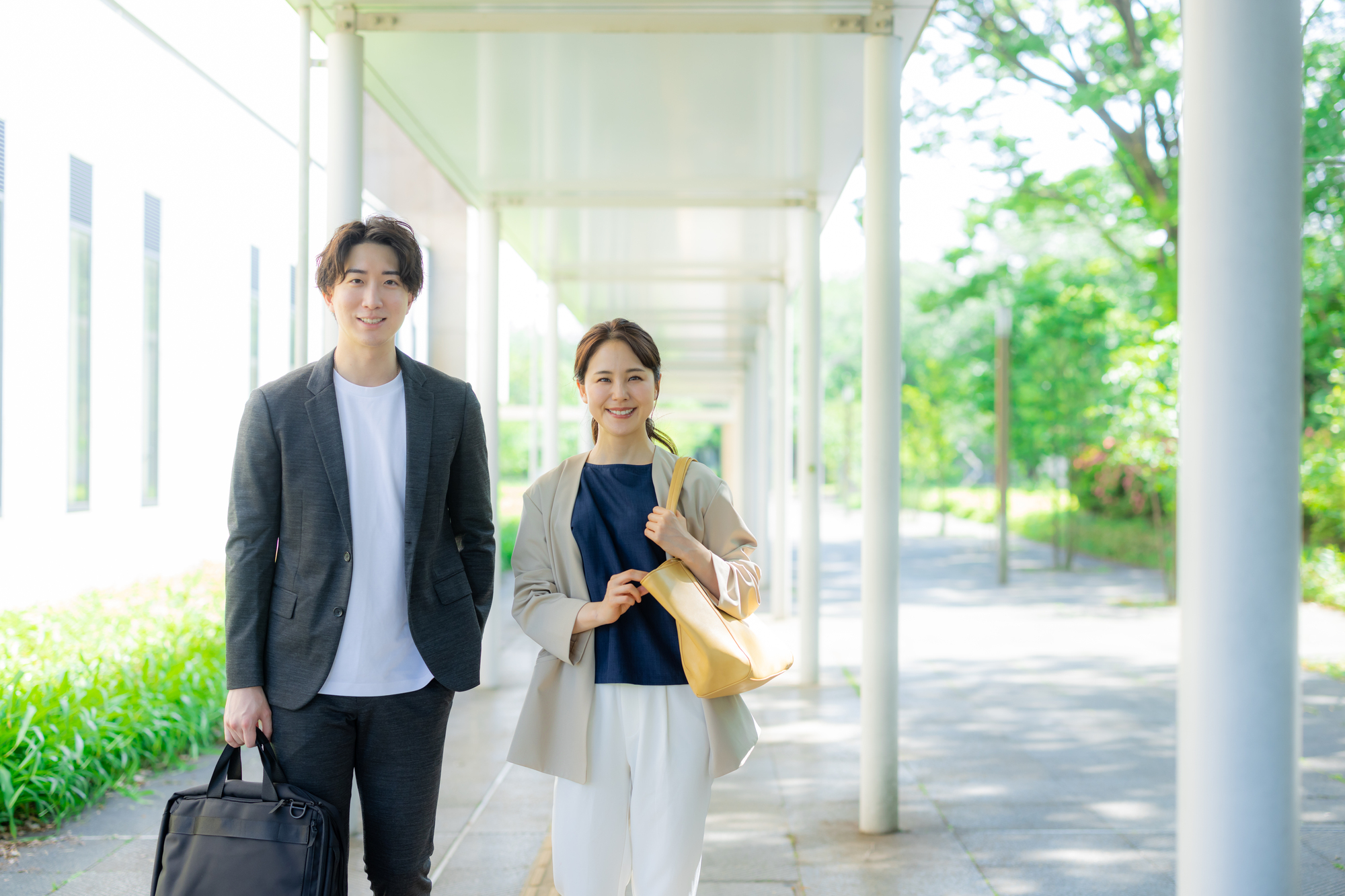 ハローワークへ向かう男女