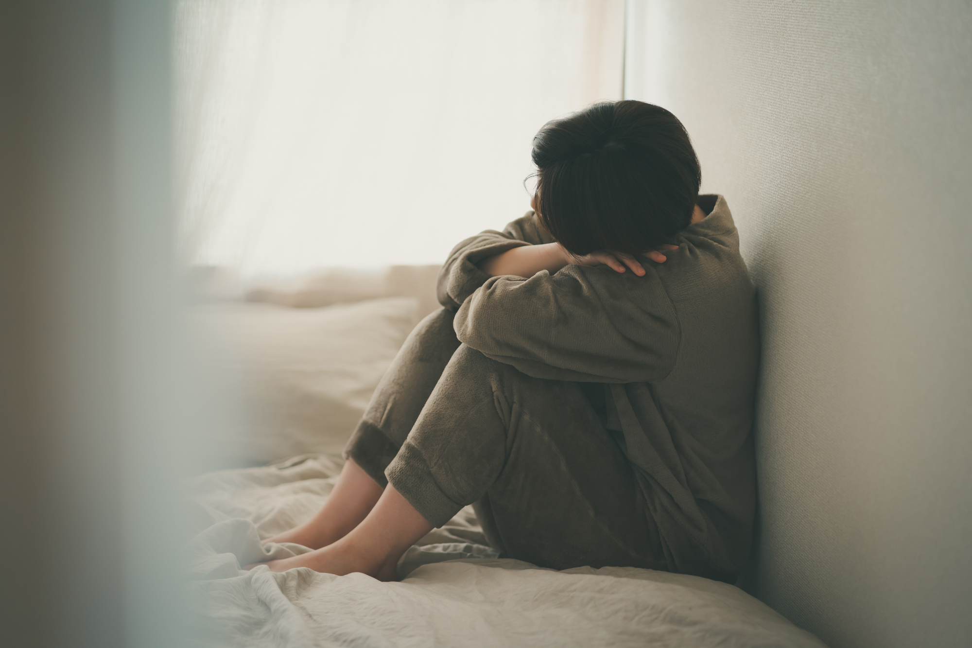 うつ病で1年未満しか勤務していない場合でも失業保険を受け取れる？悩む女性