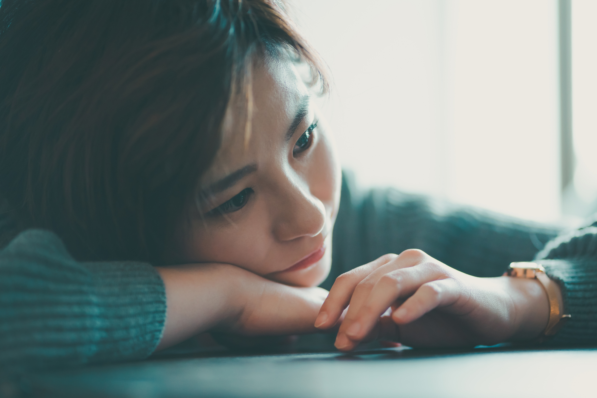 適応障害での失業保険について考えている女性
