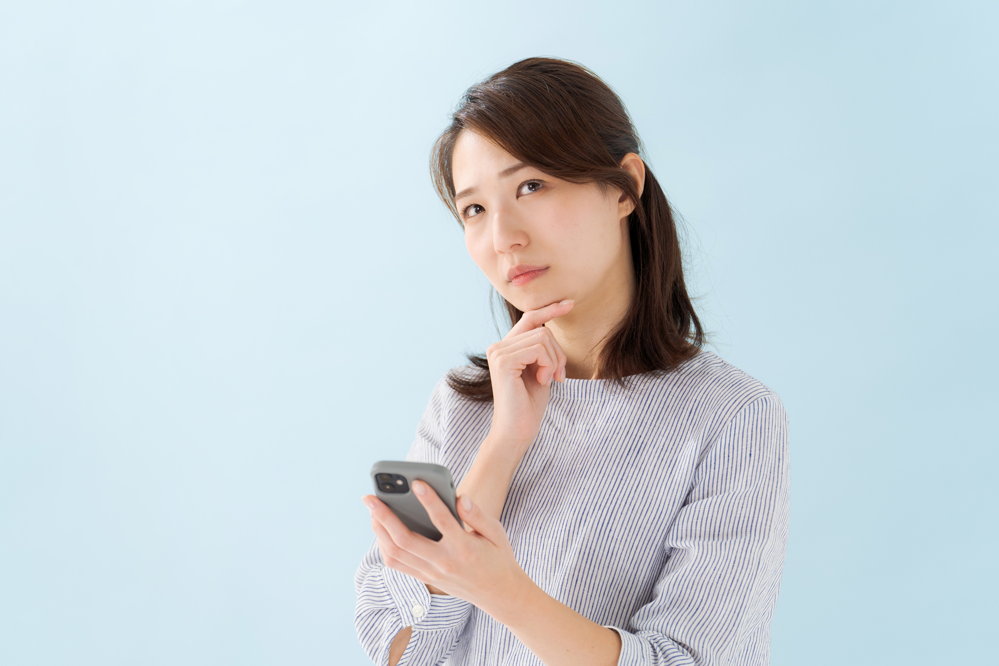 失業保険を受け取らなかった場合のことを考える女性