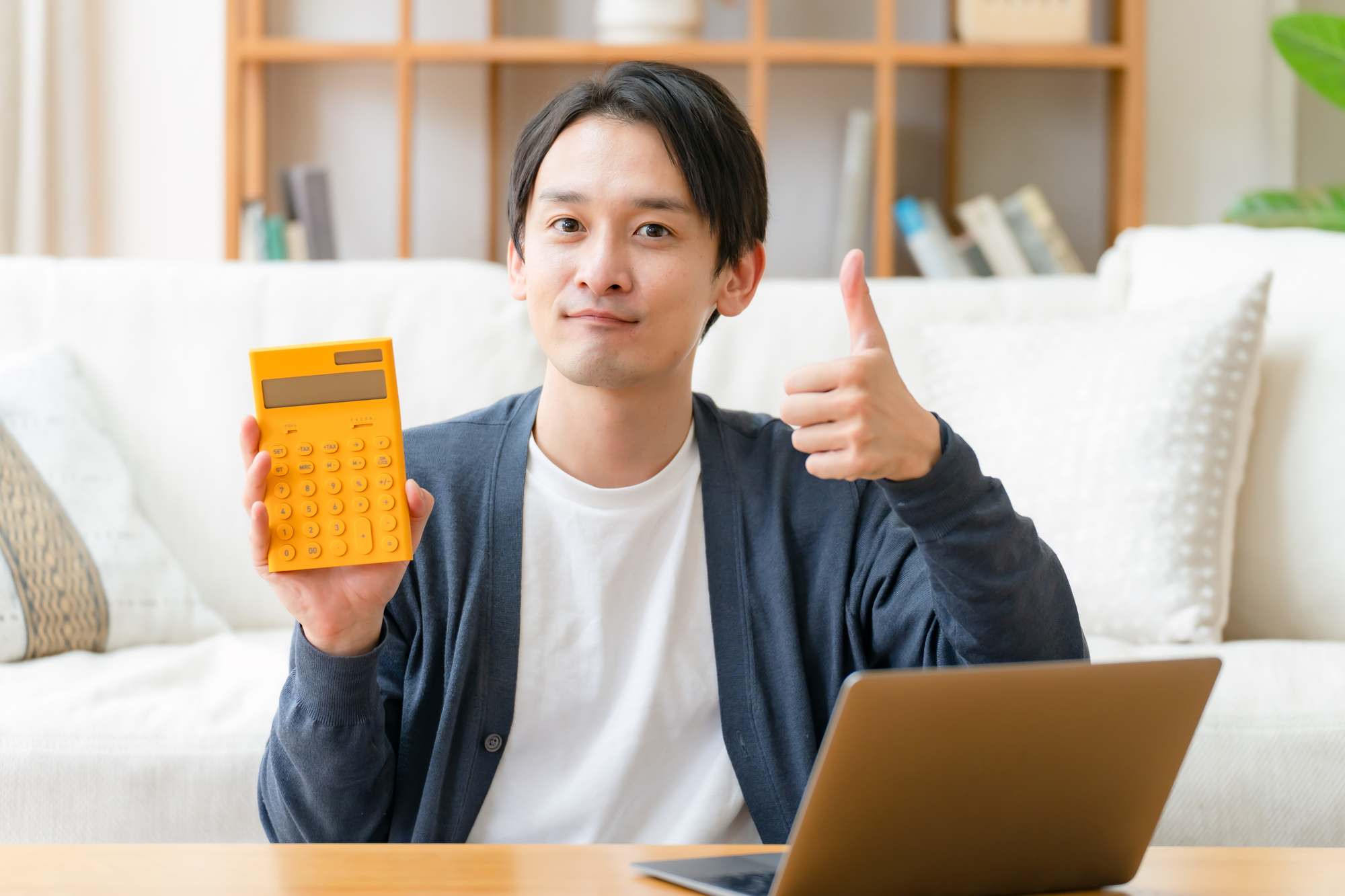 失業保険以外にもらえる給付金の受給金額を確認し喜ぶ男性