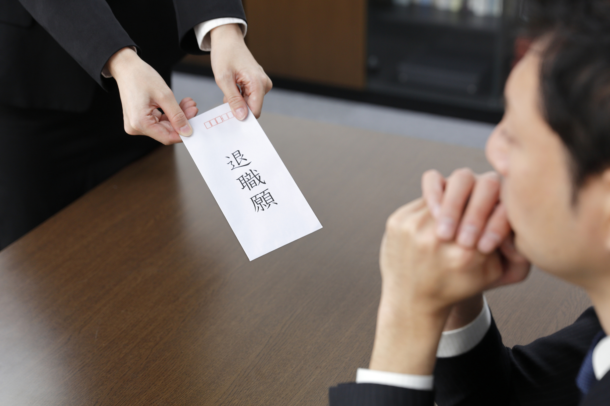 退職願いを提出する様子
