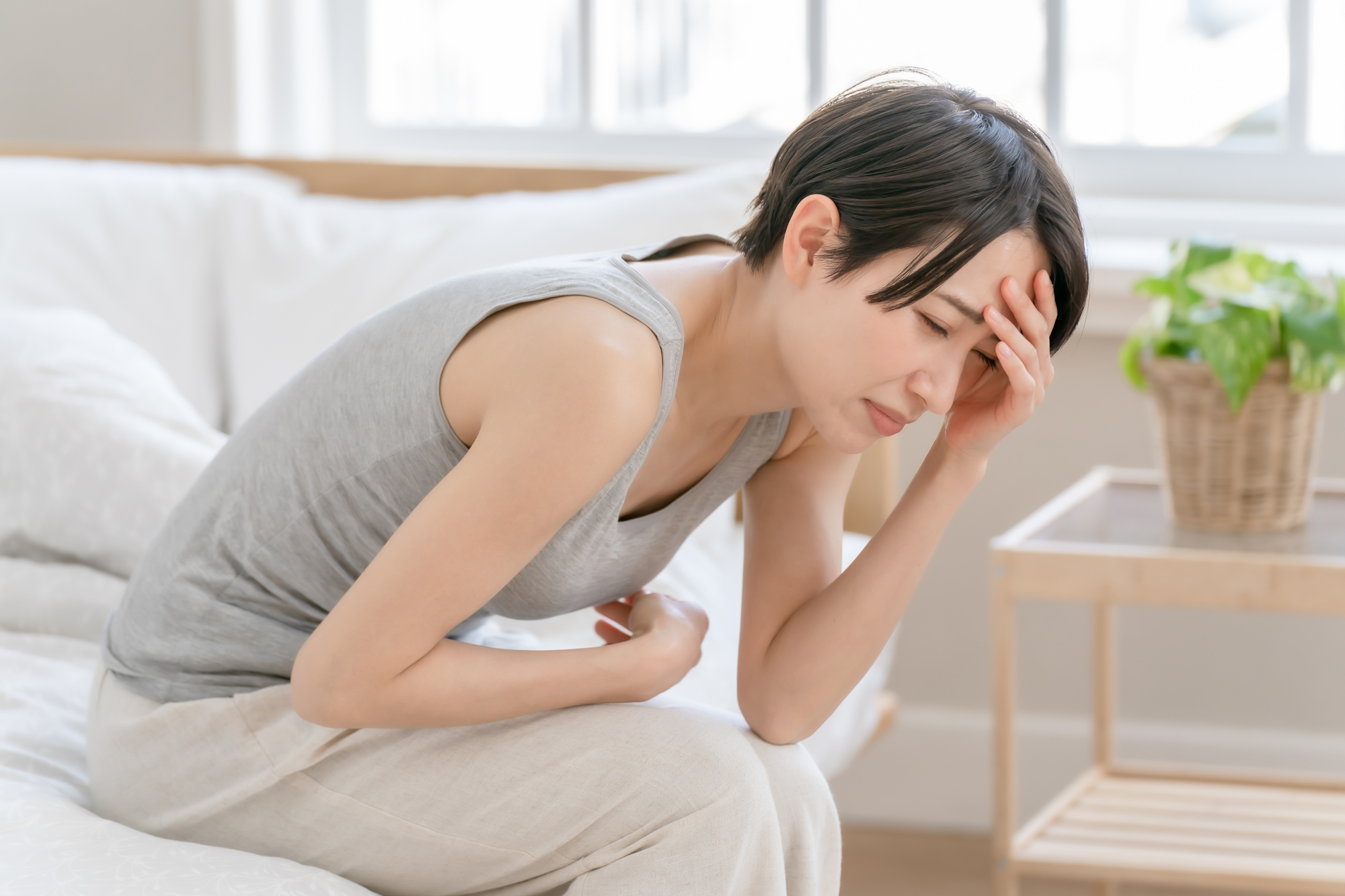 悩んでいる女性の様子