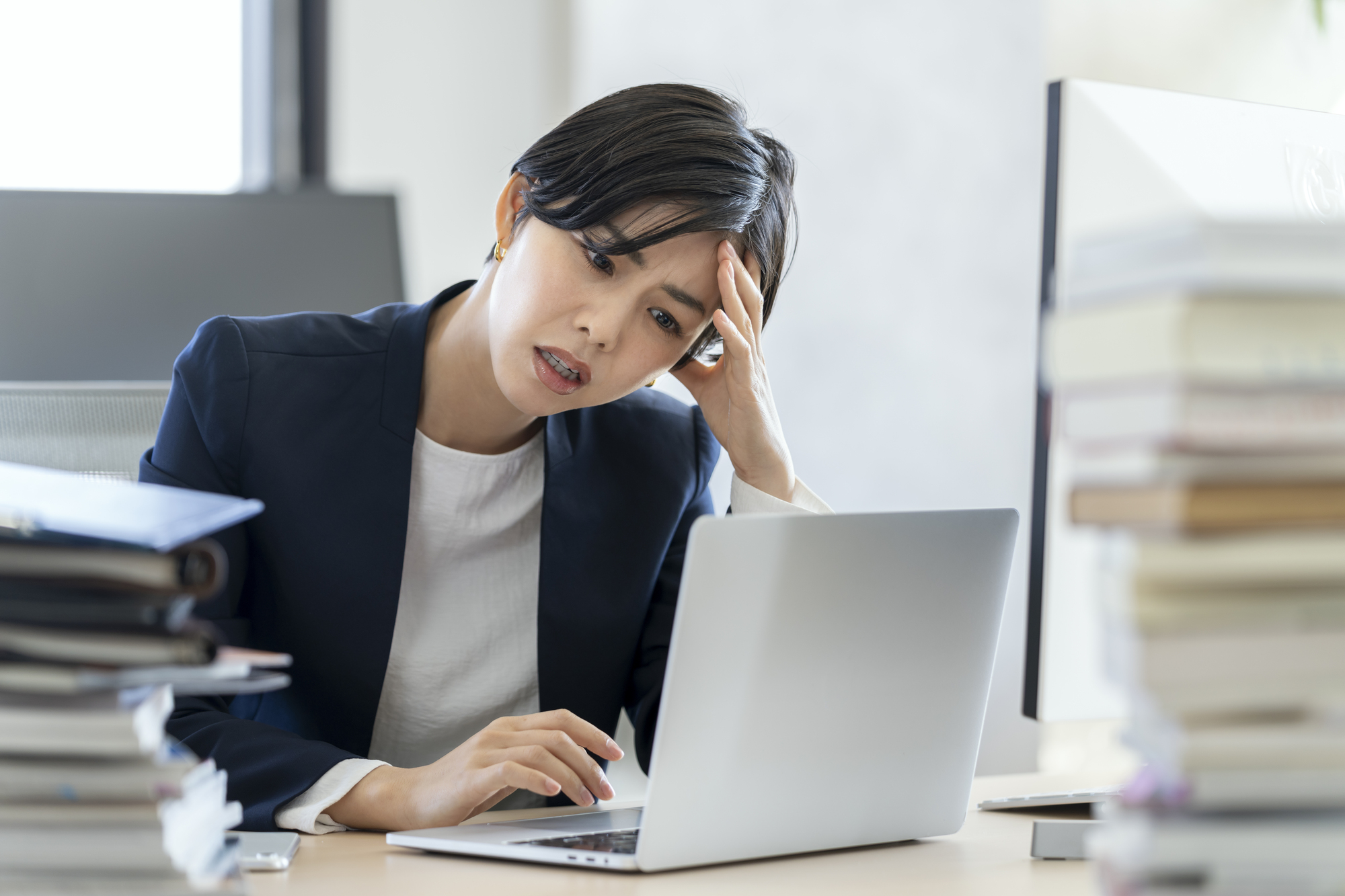 仕事に疲れた様子の女性