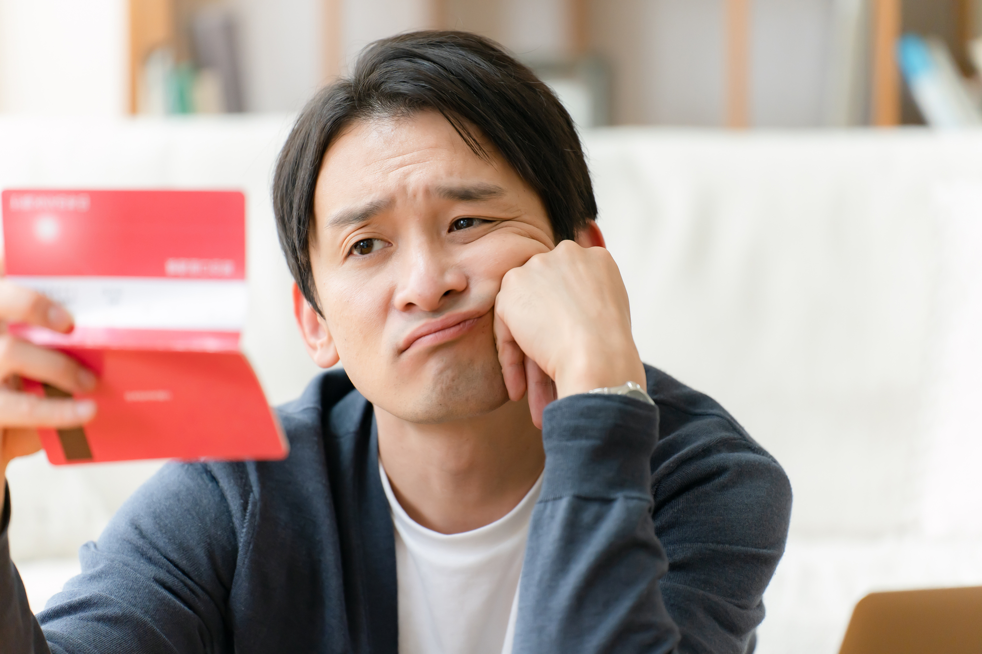 退職したいけどお金がなくて辞められないで悩んでいる男性