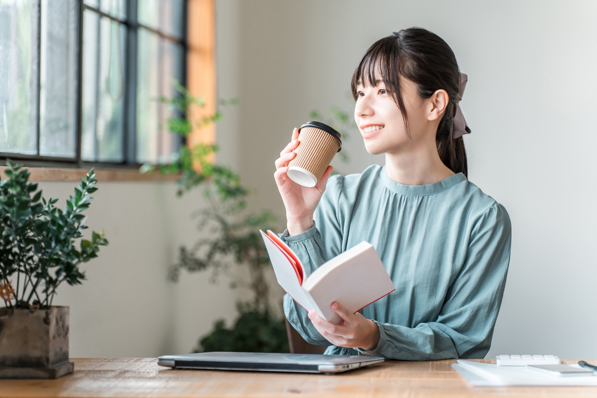 退職サポーターズの利用を考える女性