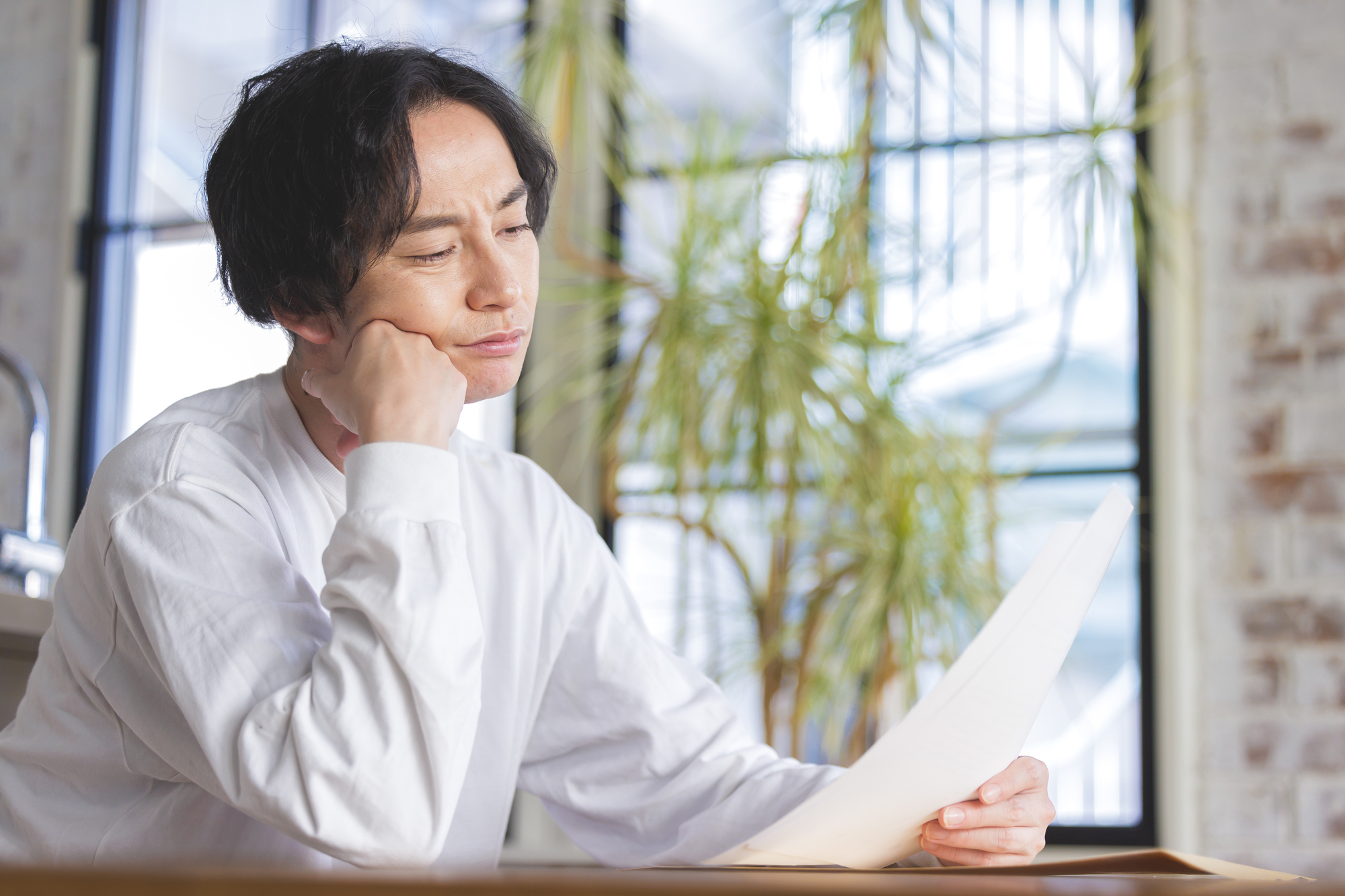 特定理由離職者の手続きを調べる男性