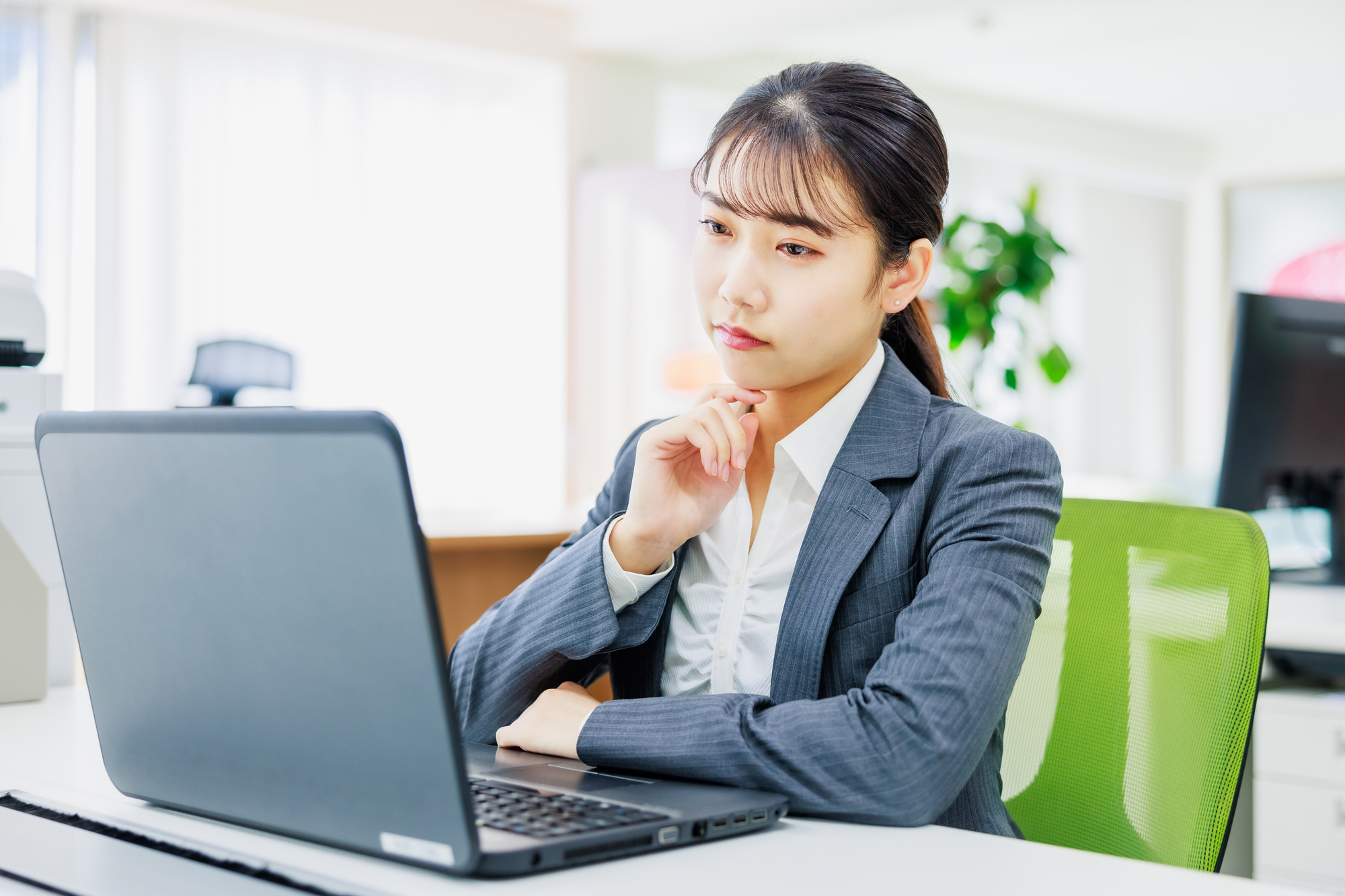 勤続1年未満の失業保険について考える女性