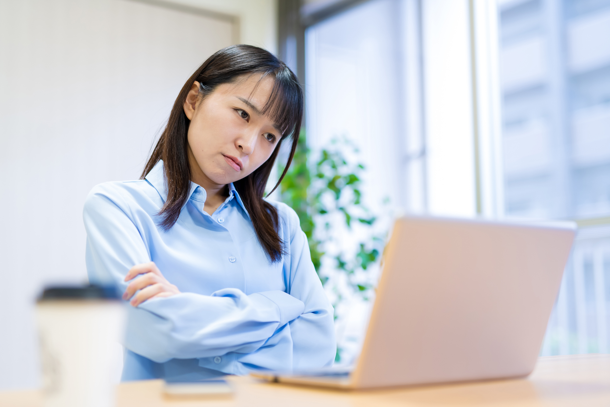 再就職手当を受け取るか悩む女性