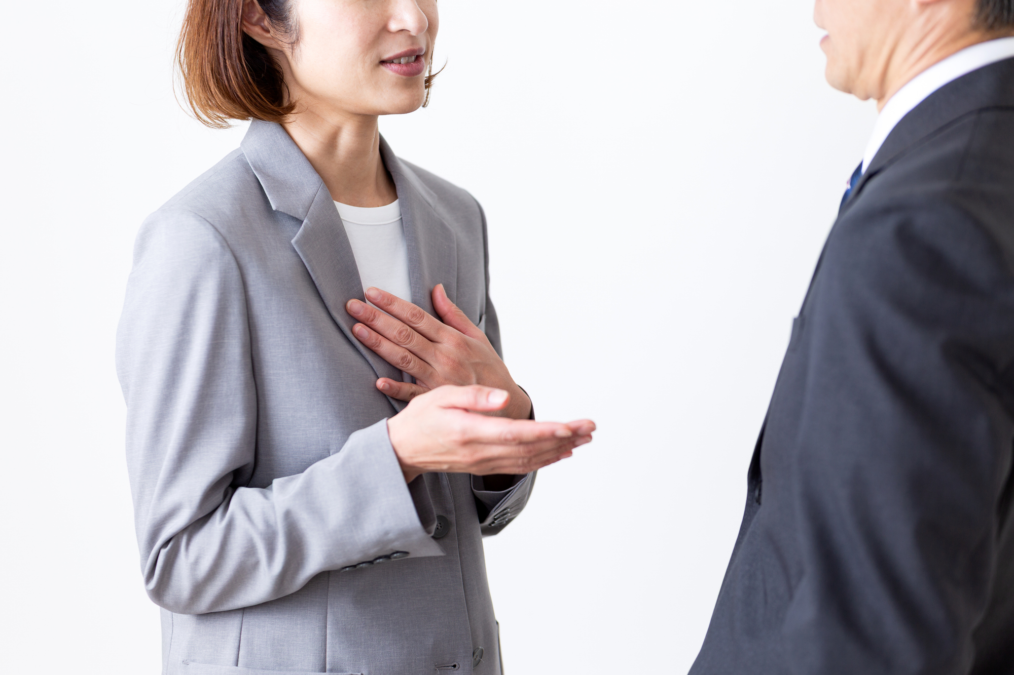 退職理由を説明する女性