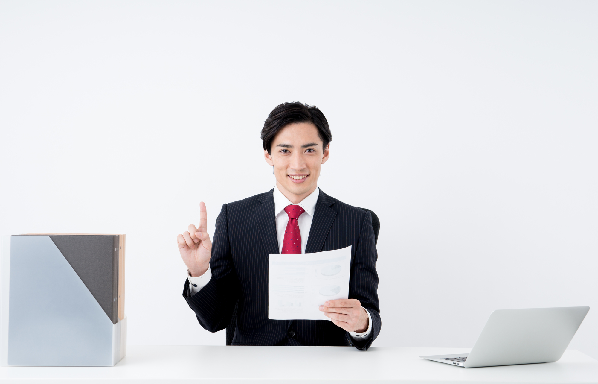 失業手当の手続きに必要な書類を確認する男性