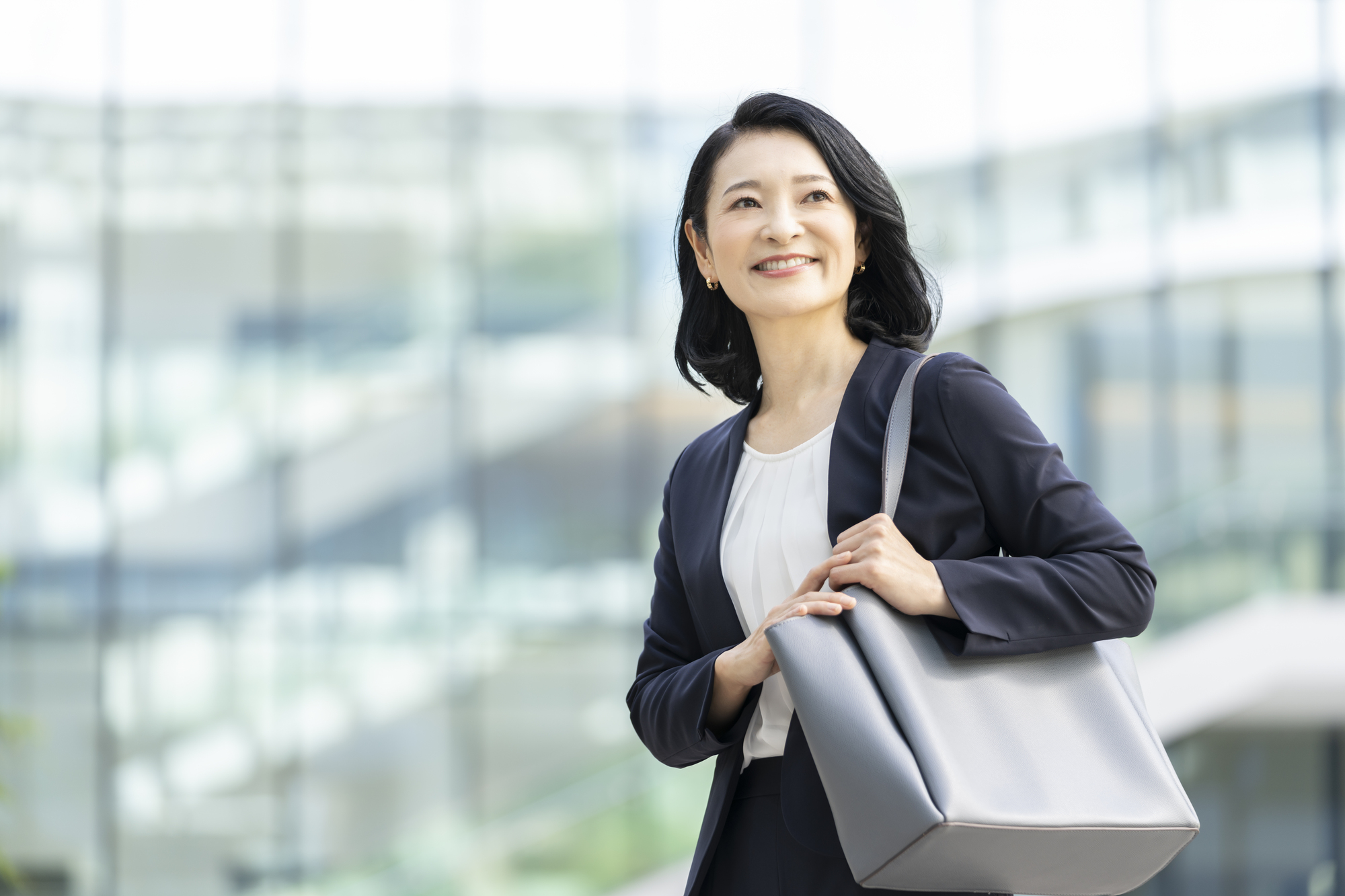 再就職手当の手続きをする個人事業主の女性