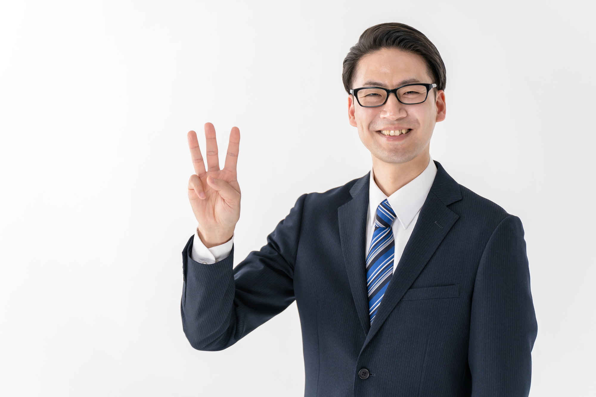 3つの理由を示す男性