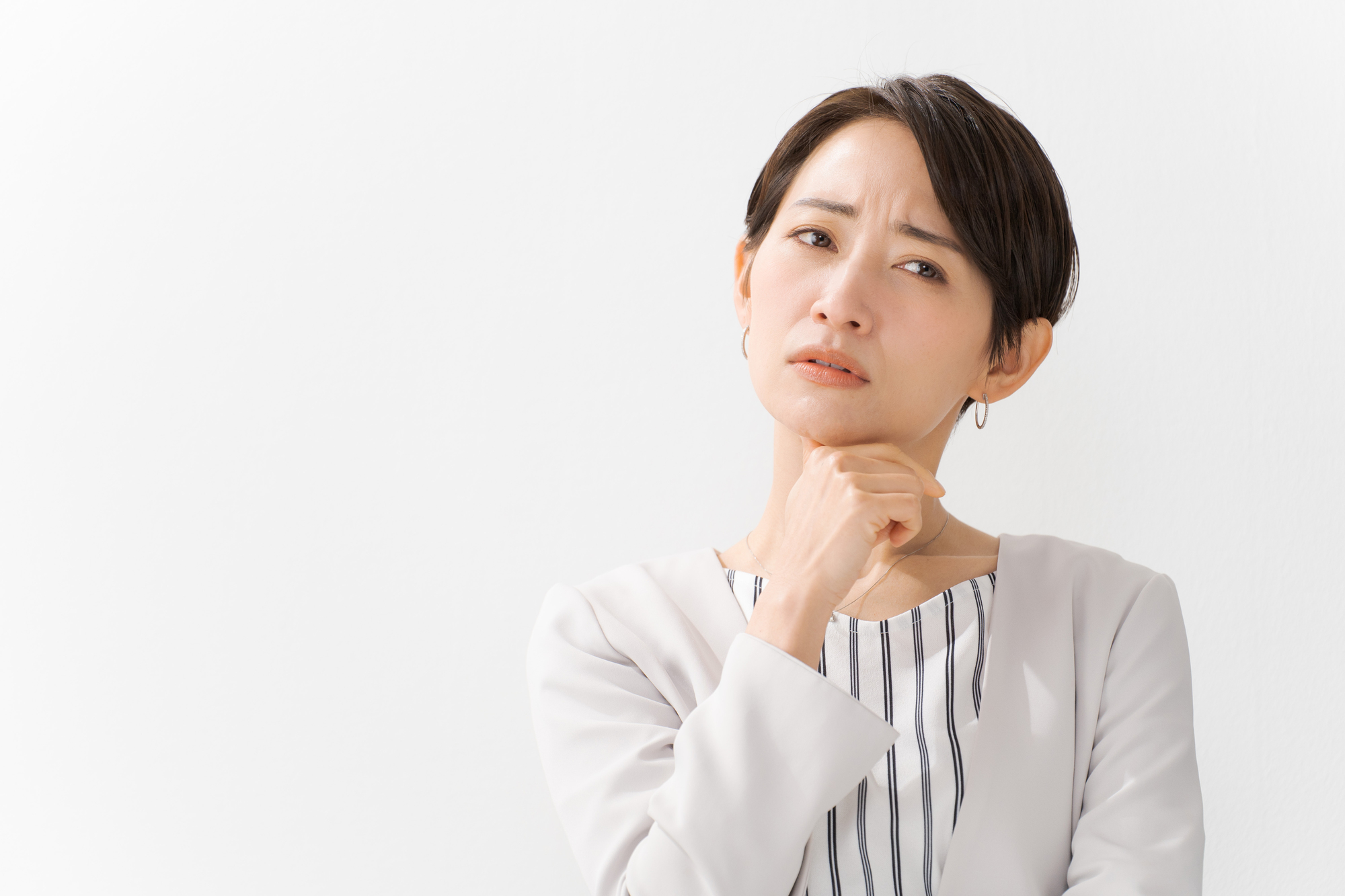 失業認定日までに就職を決めていいか悩む女性