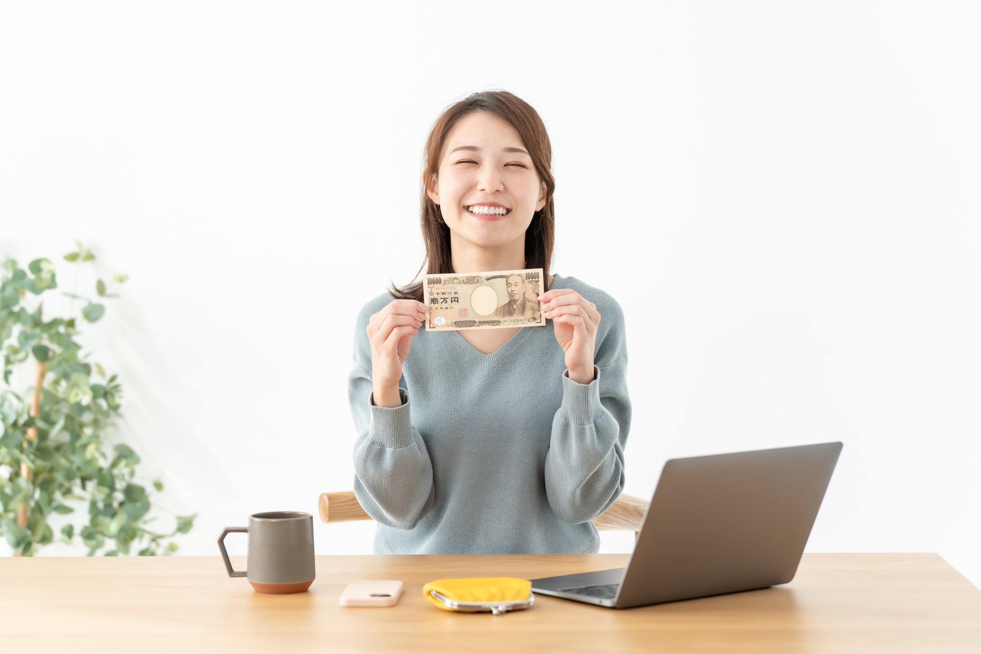 再就職時の給付金を受け取る女性