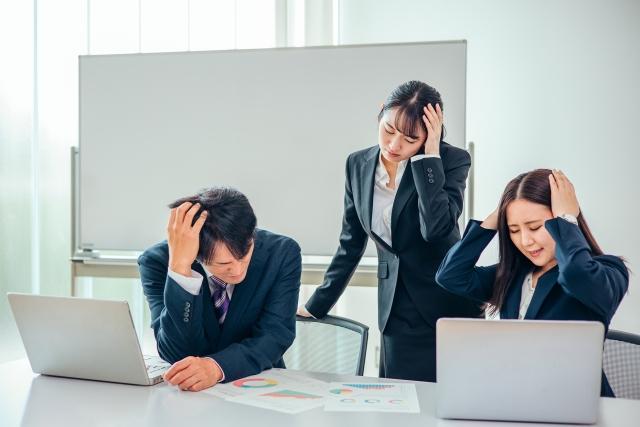 阿多t間を抱える男女