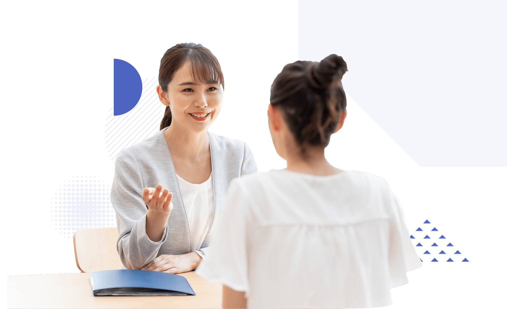 笑顔で話をする女性