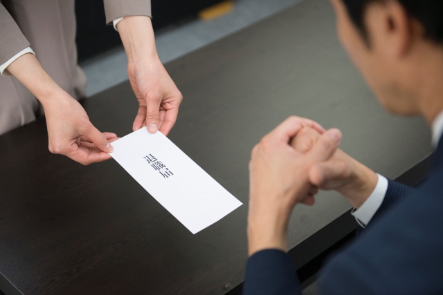 退職届を提出している様子