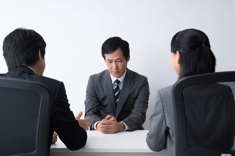 遠回しに退職勧奨されている男性