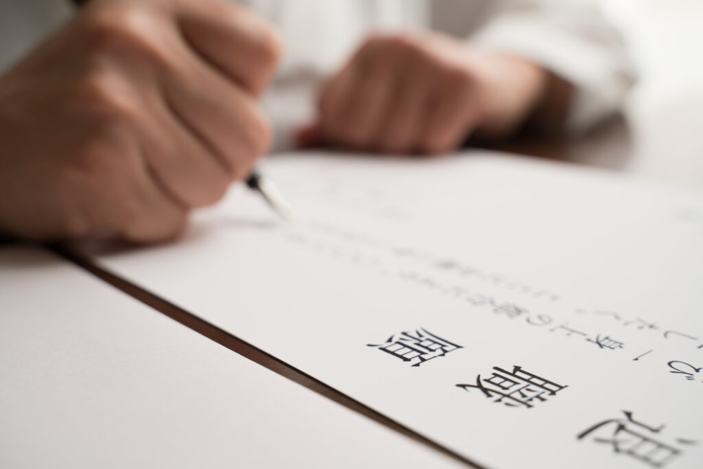 退職届を書く男性