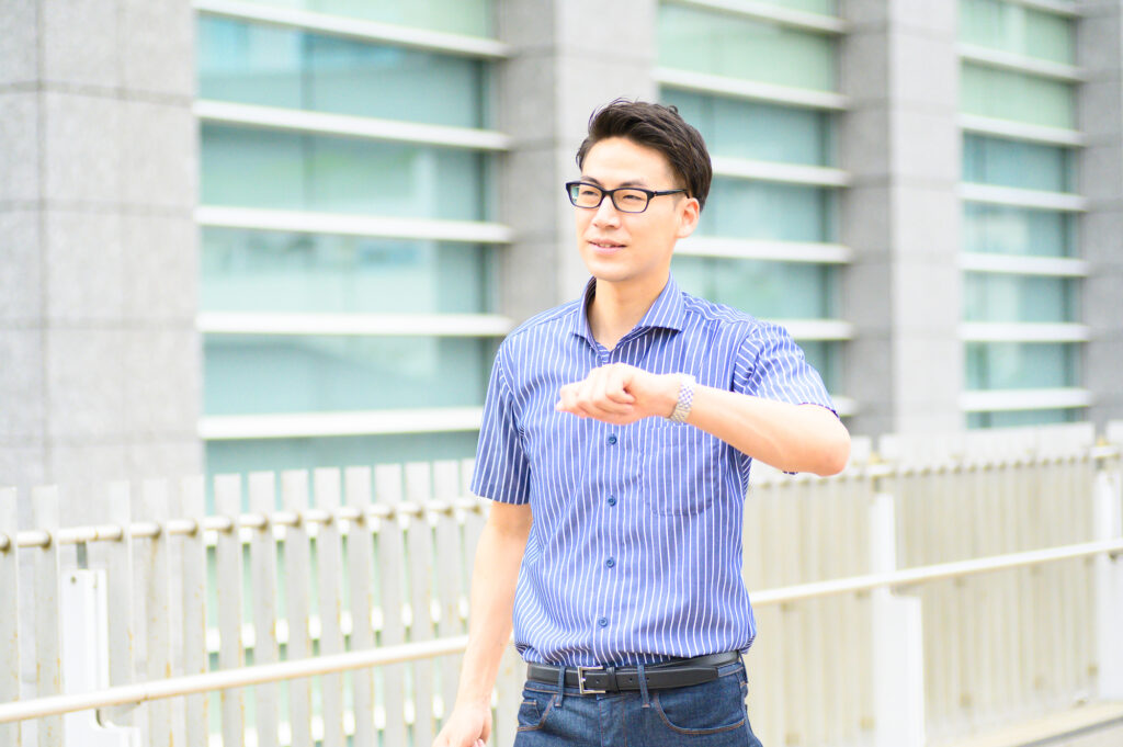 就業促進定着手当がもらえない場合は？申請をしに行く道中の男性 