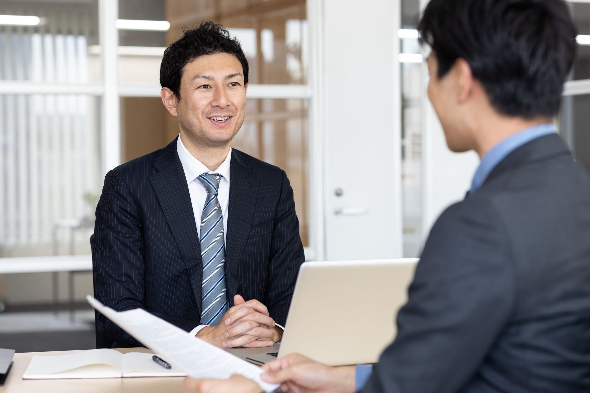 会社次腕の退職について 話をする男性