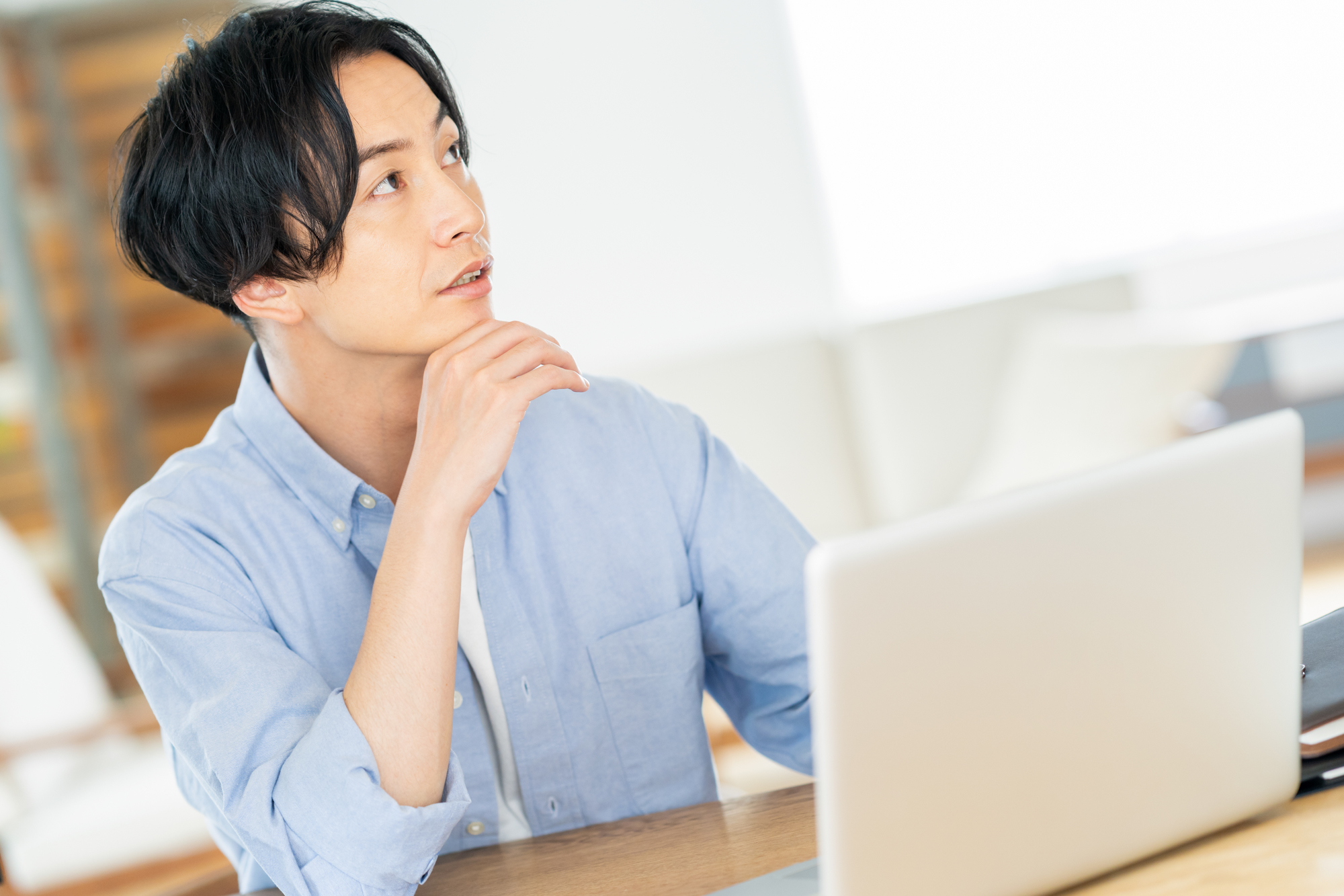 「特定受給資格者」と「特定理由離職者」について考える男性