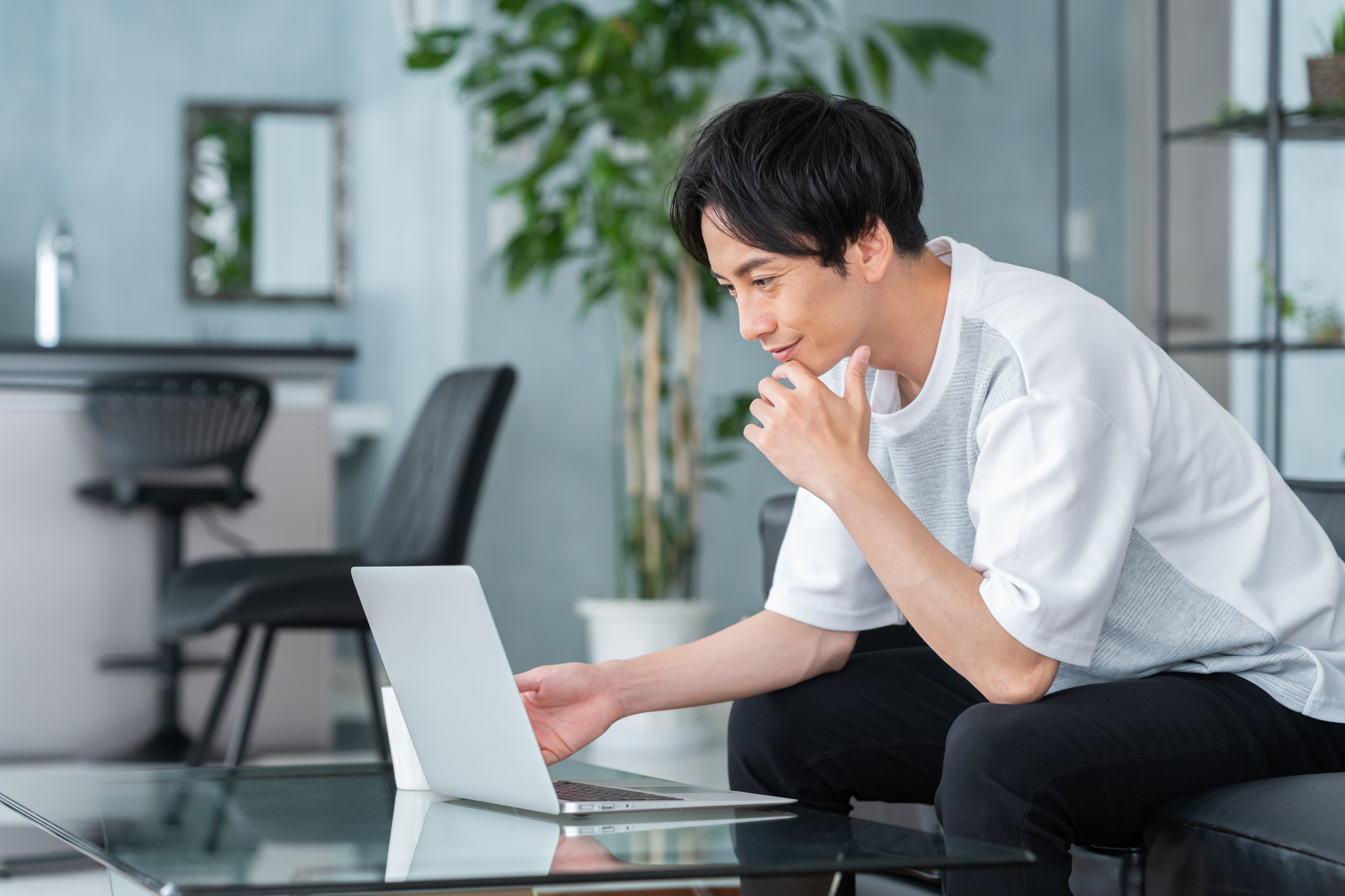 自己都合退職での失業保険の受給について調べる男性