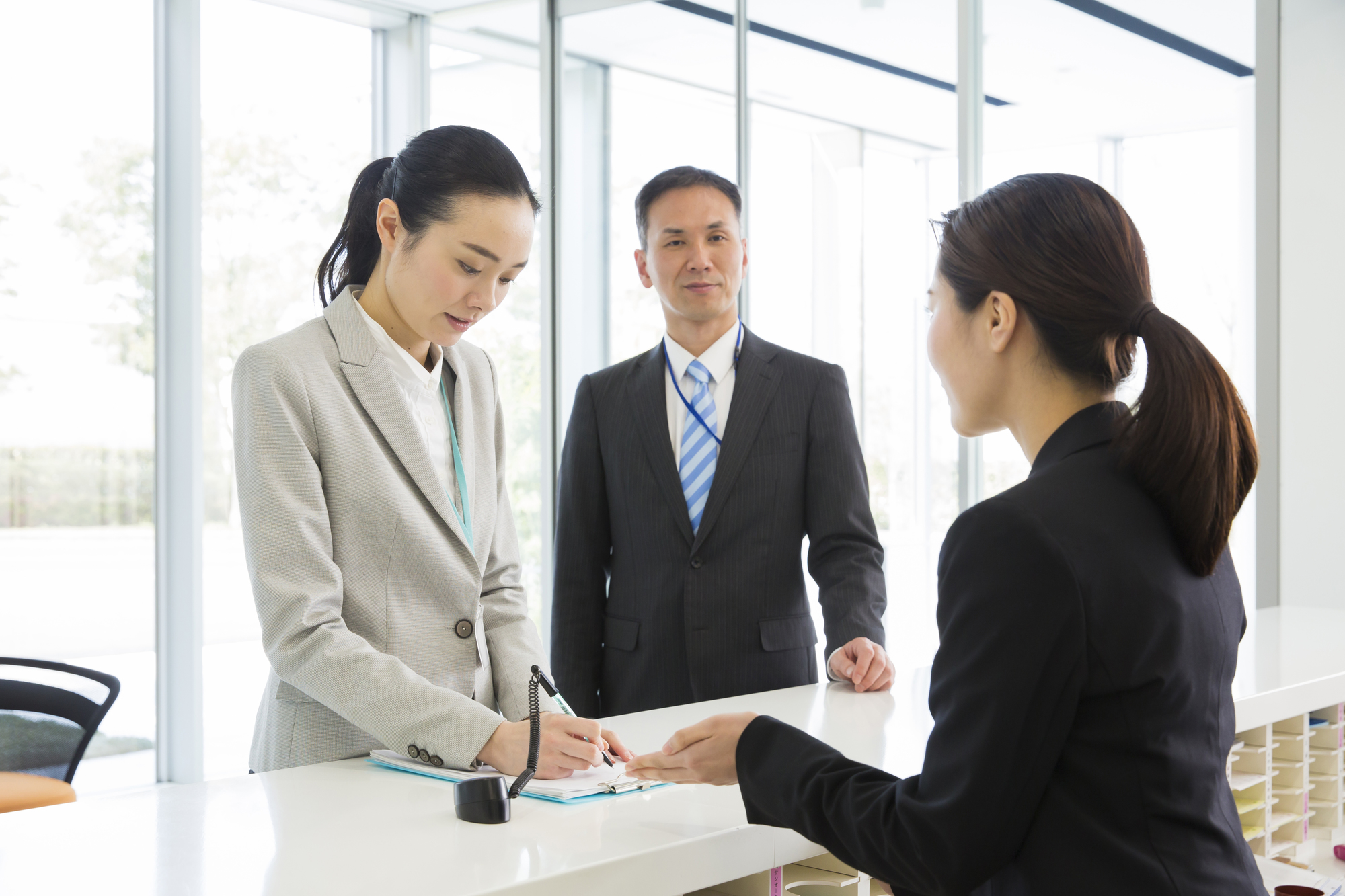 退職のタイミング、同僚に伝える時期と上司への相談のポイント 