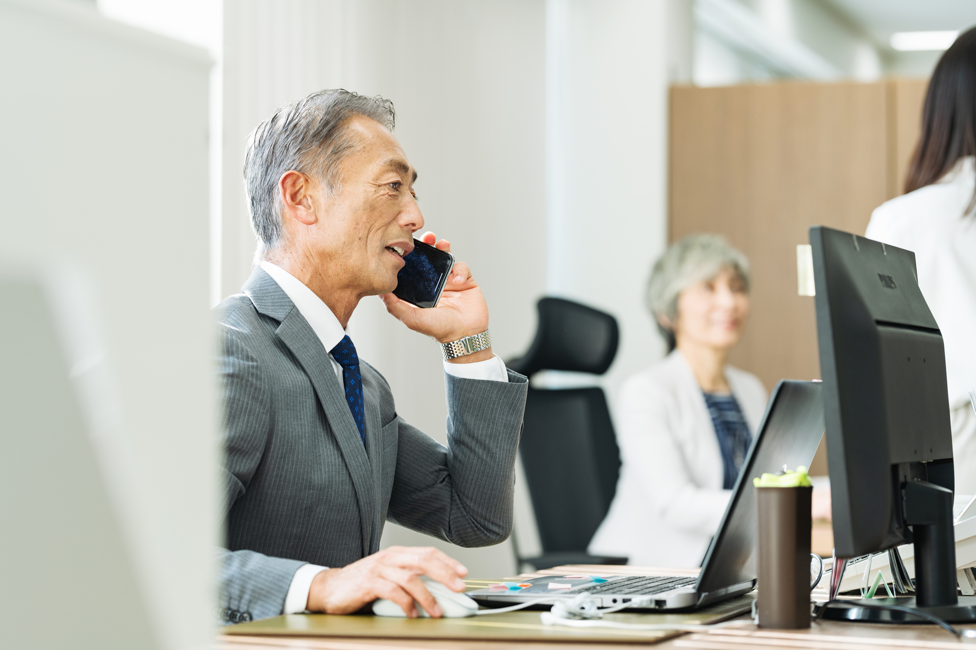 失業保険の制度について問い合わせる様子