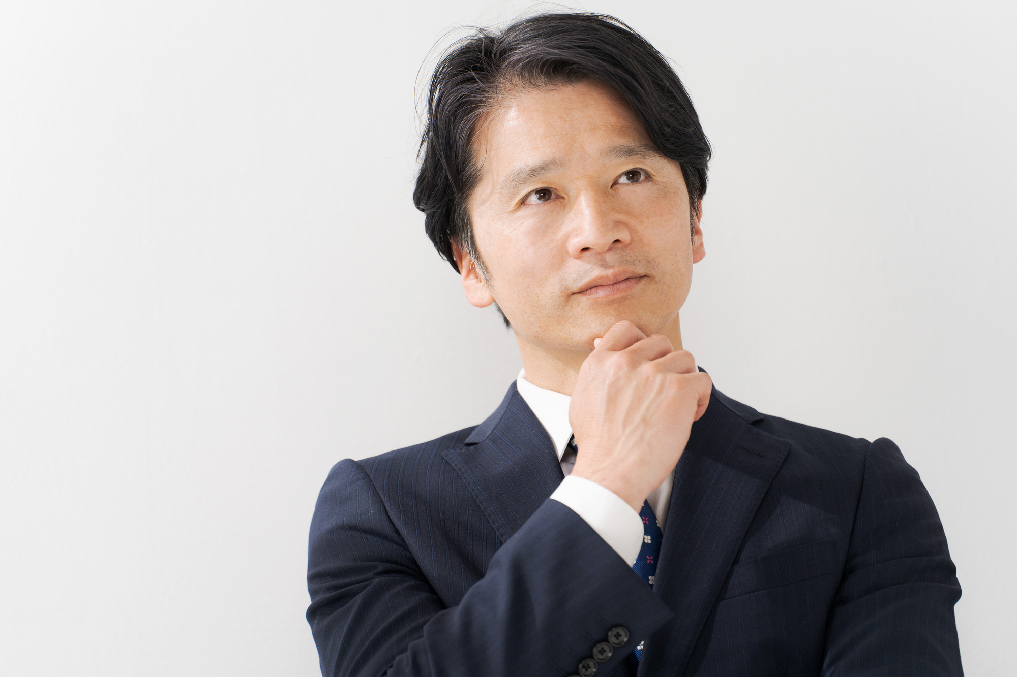 社会保険給付金とは?考える男性