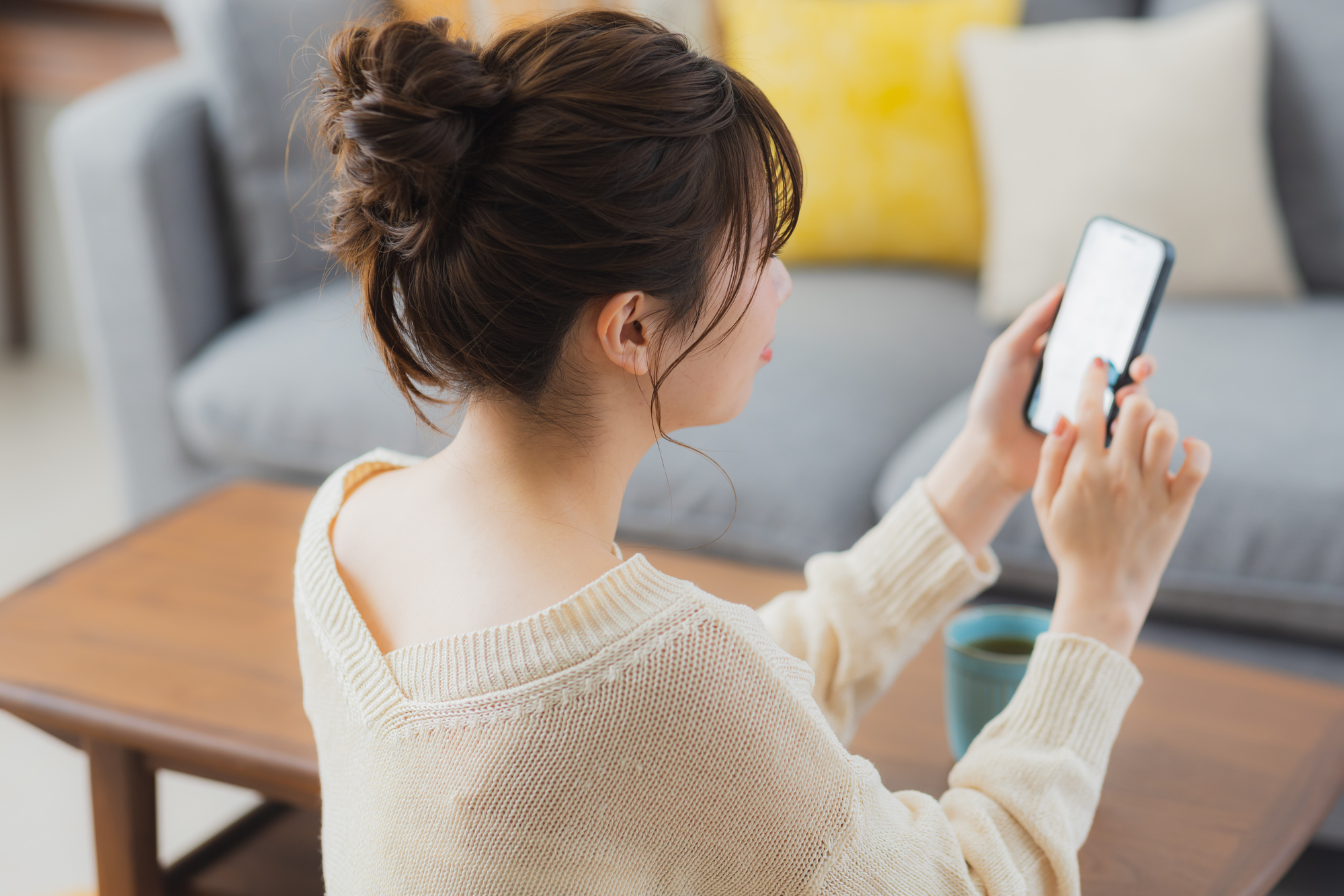 傷病手当金の支給日額を確認している女性
