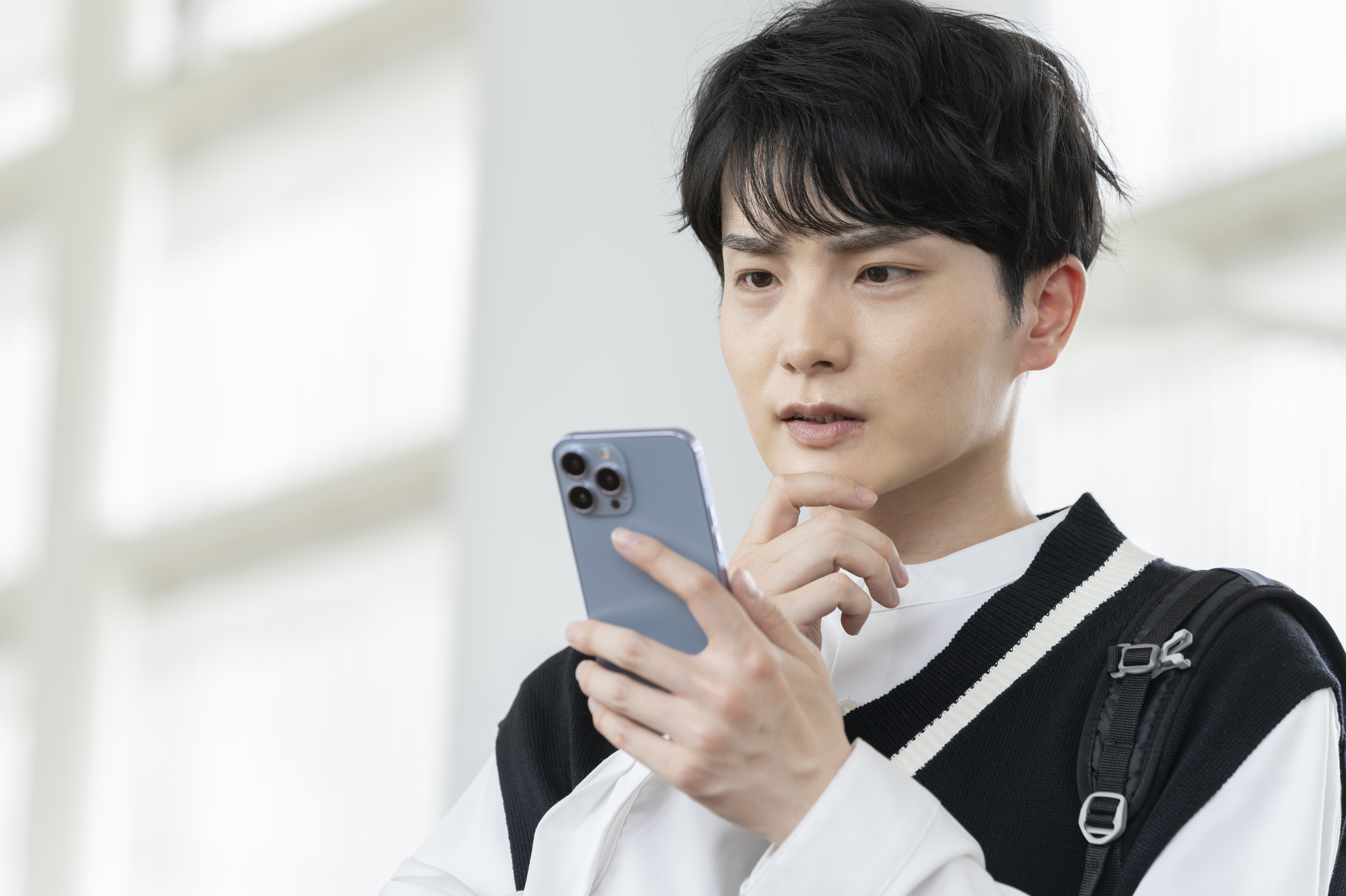 退職給付金における3つの注意点 スマホでチェックする男性