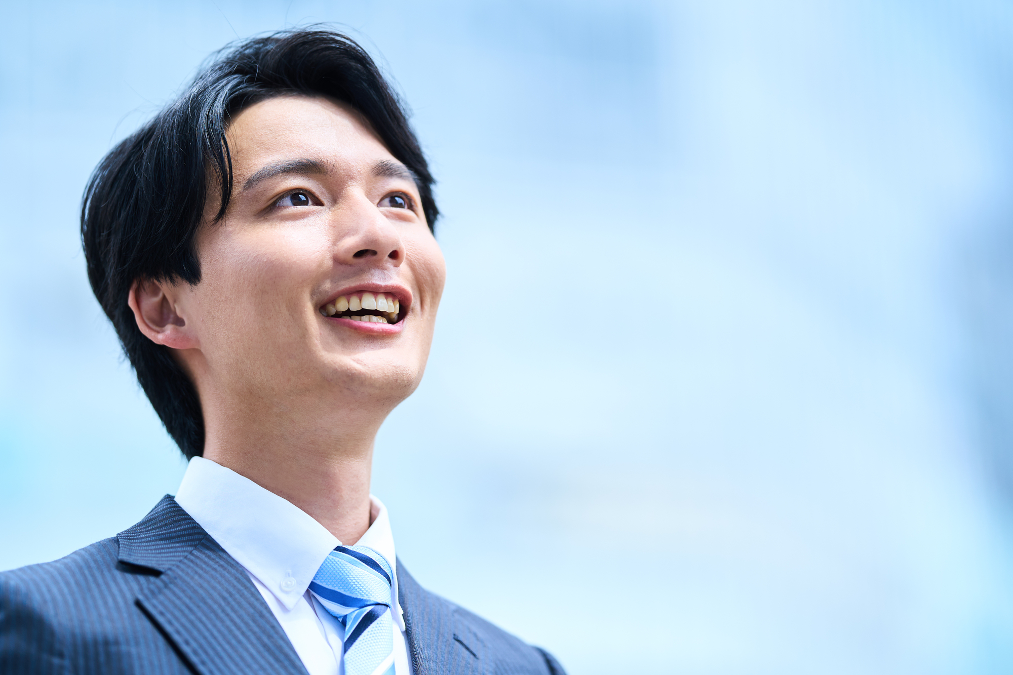 退職後にもらえる給付金一覧!8種類の制度を詳しく紹介 笑顔で空を見上げる男性