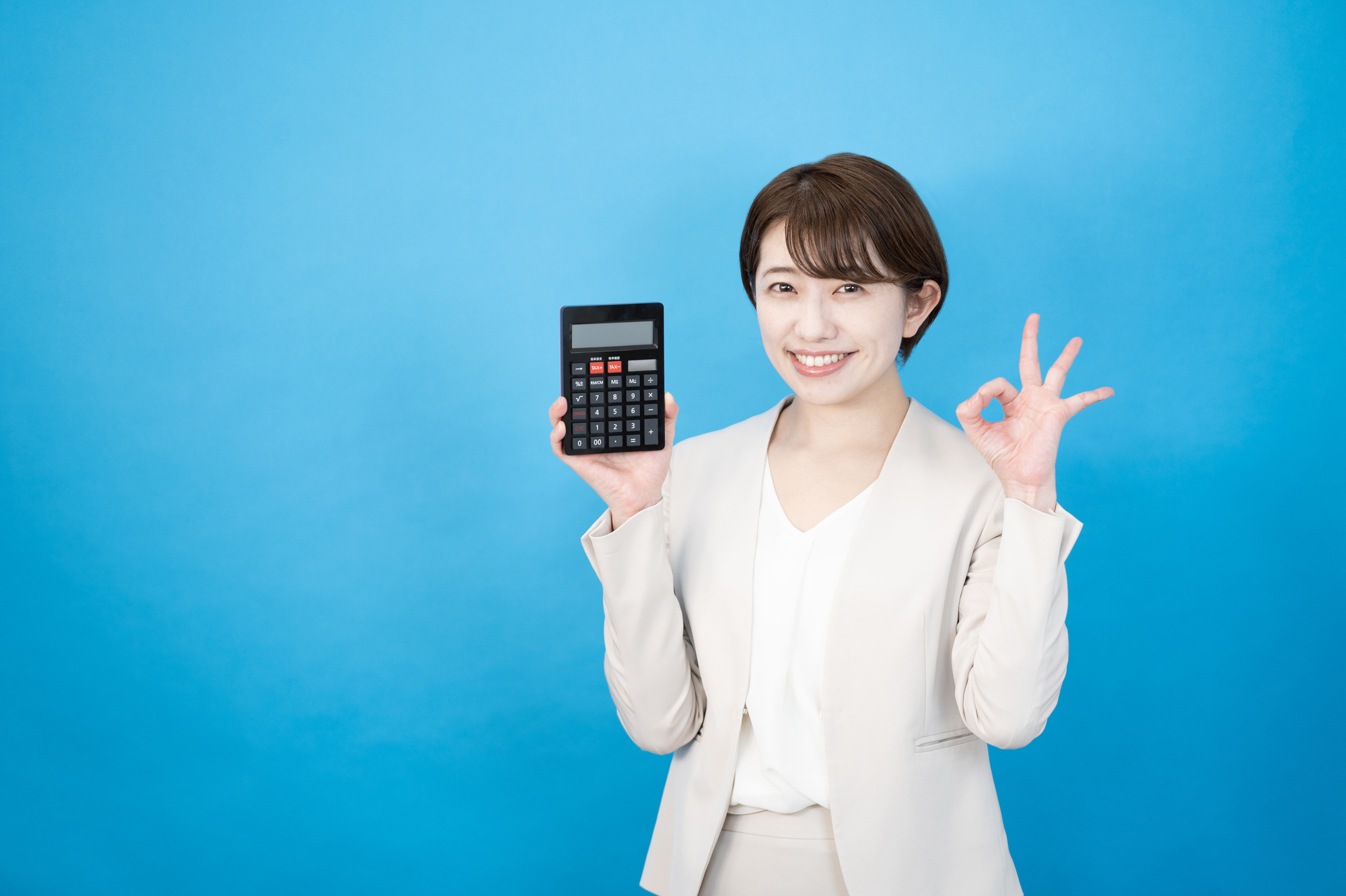 職業訓練給付金でもらえる金額を見せる女性