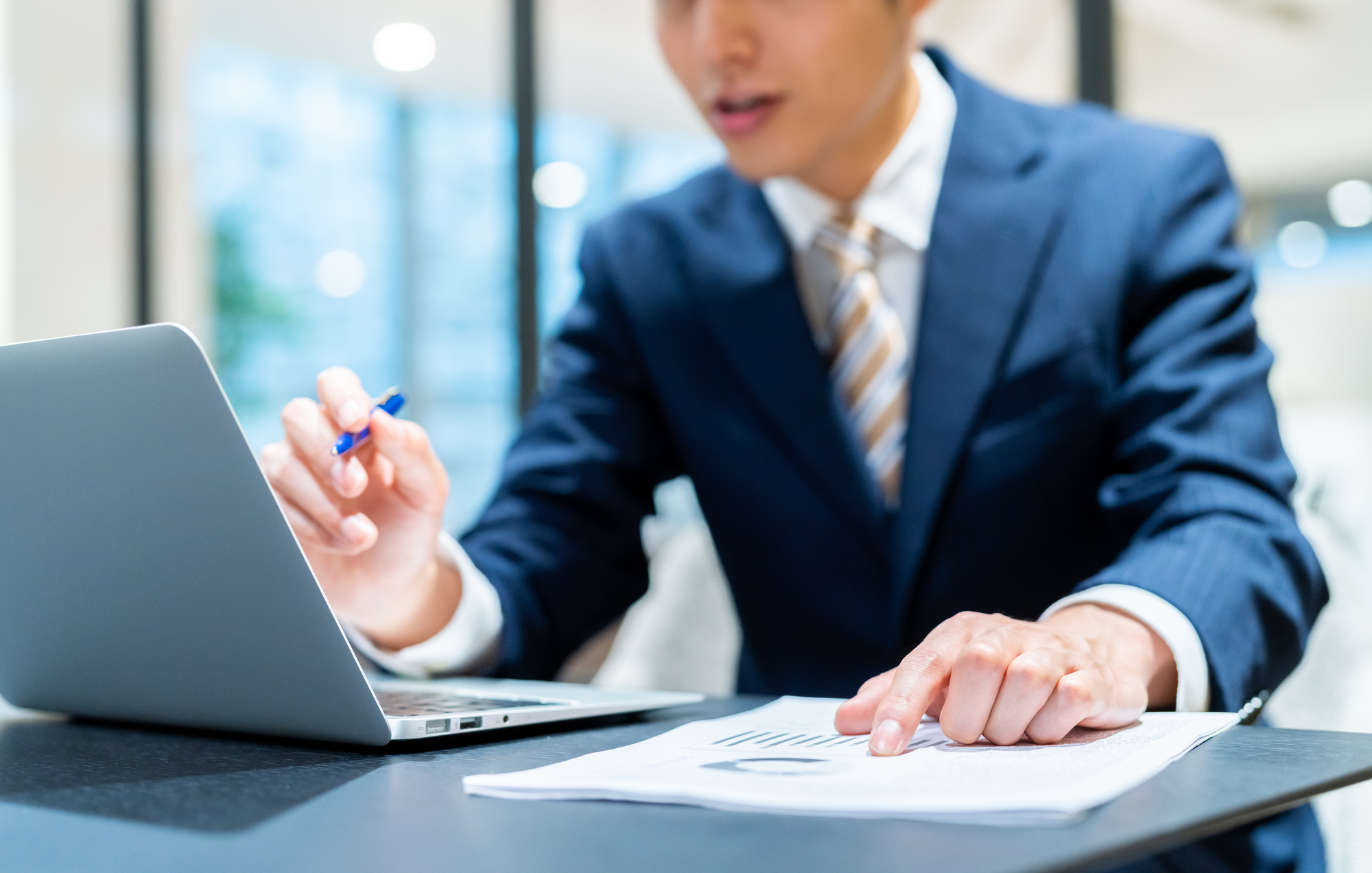 社会保険給付金を28か月受け取る流れを確認する男性