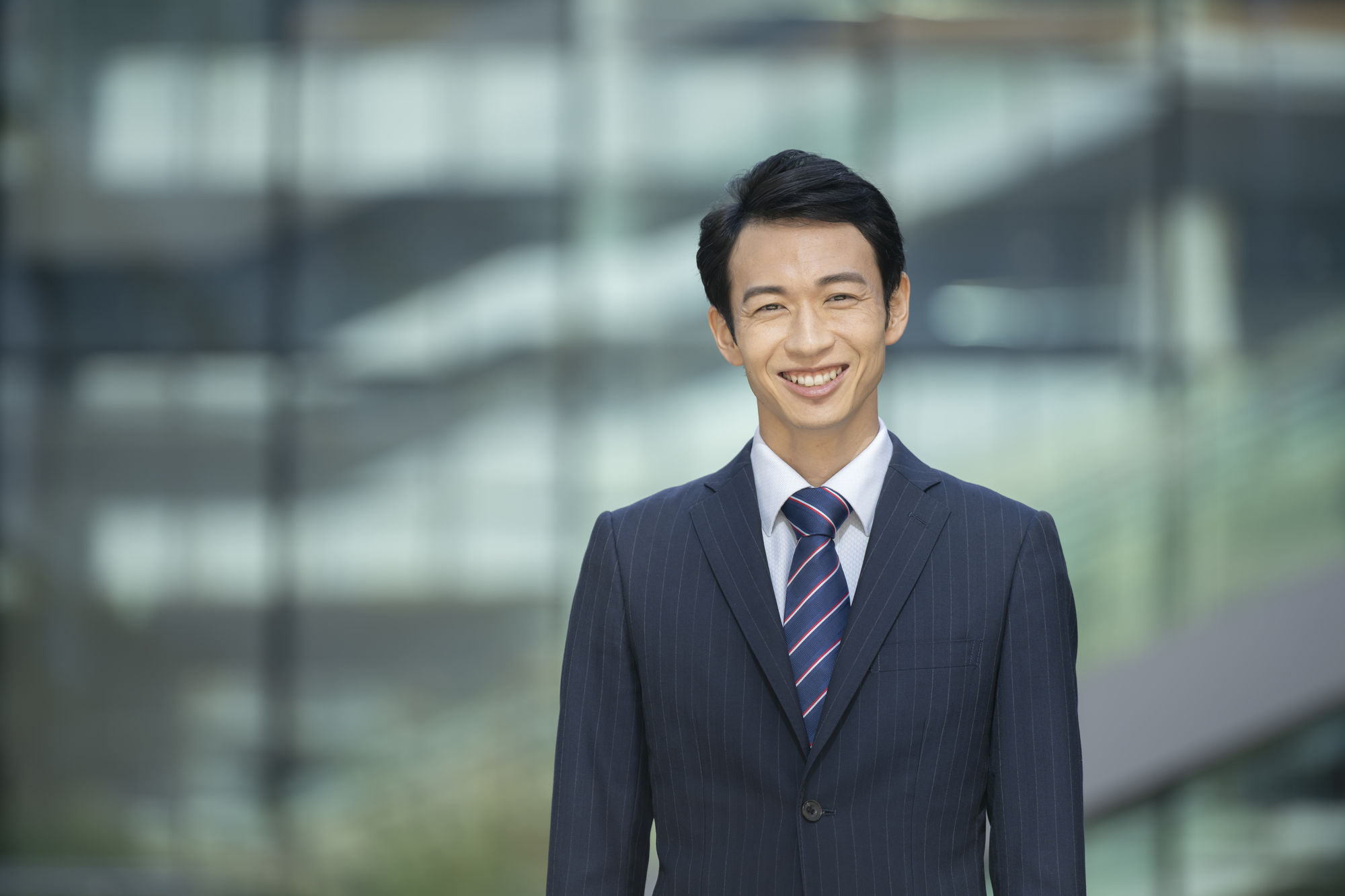 社会保険給付金を最大28か月もらう方法とは?笑顔の男性