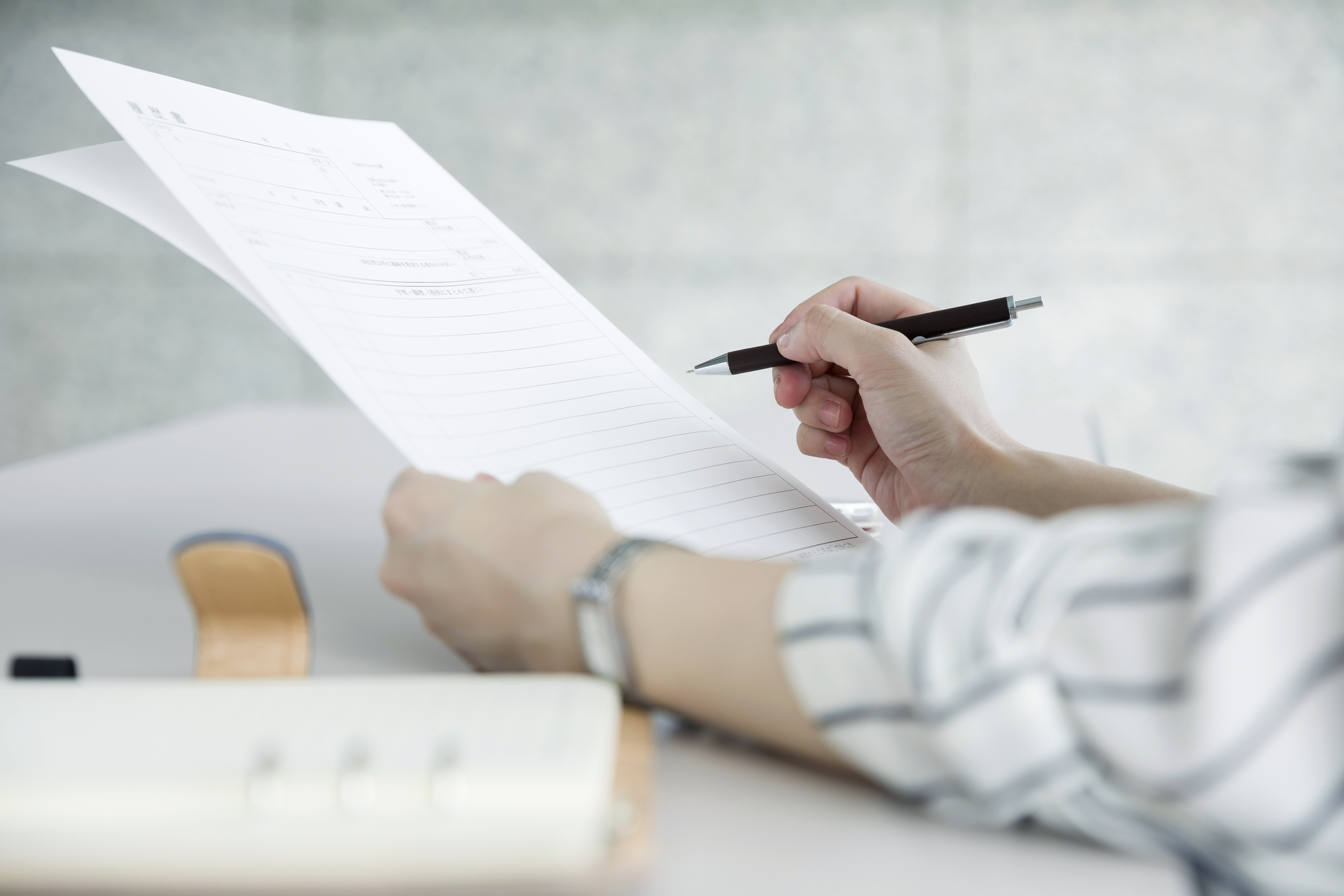 申請用紙に記入をするイメージ