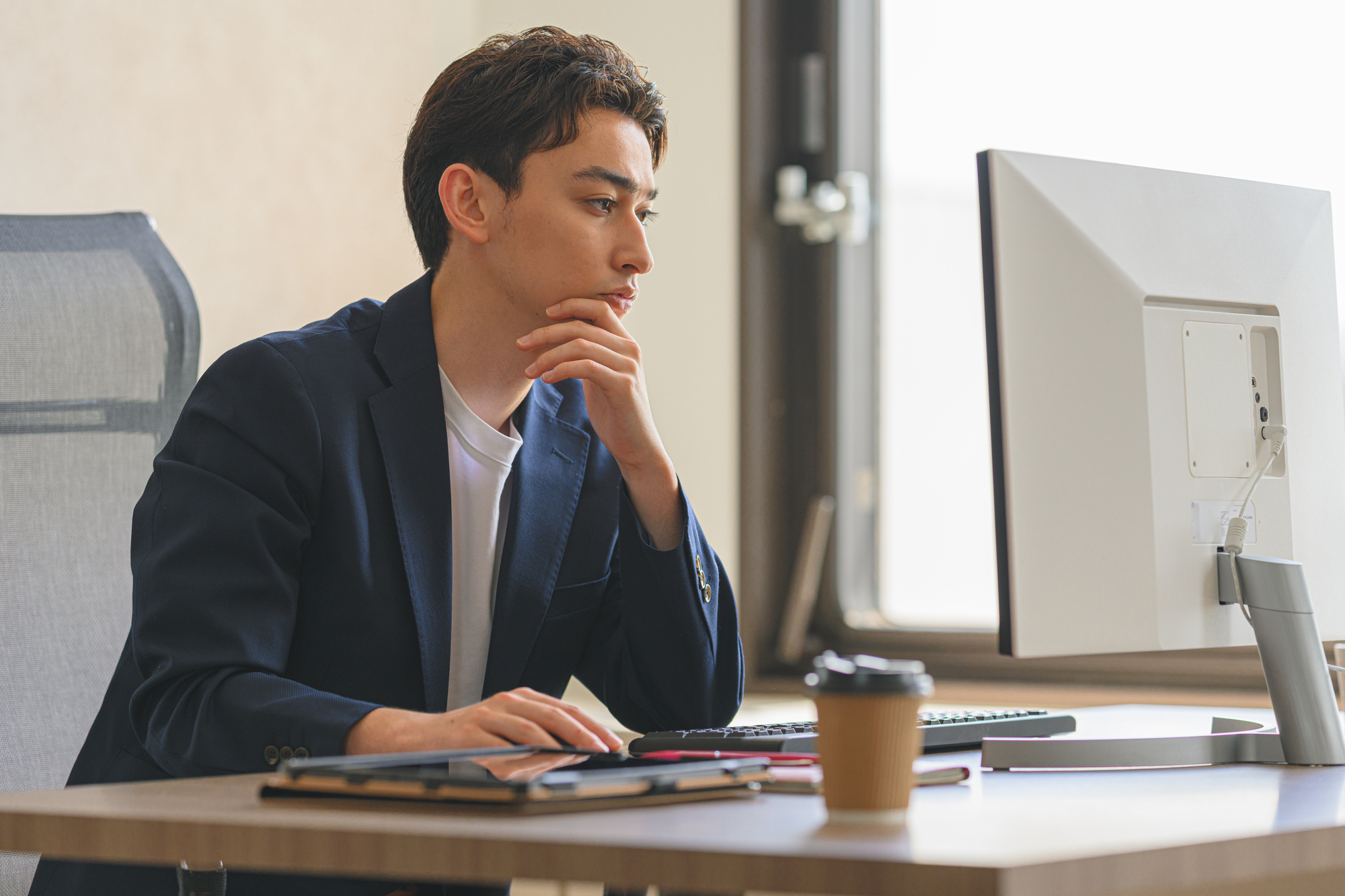 社会保険給付金を28か月受け取るための条件を調べる男性