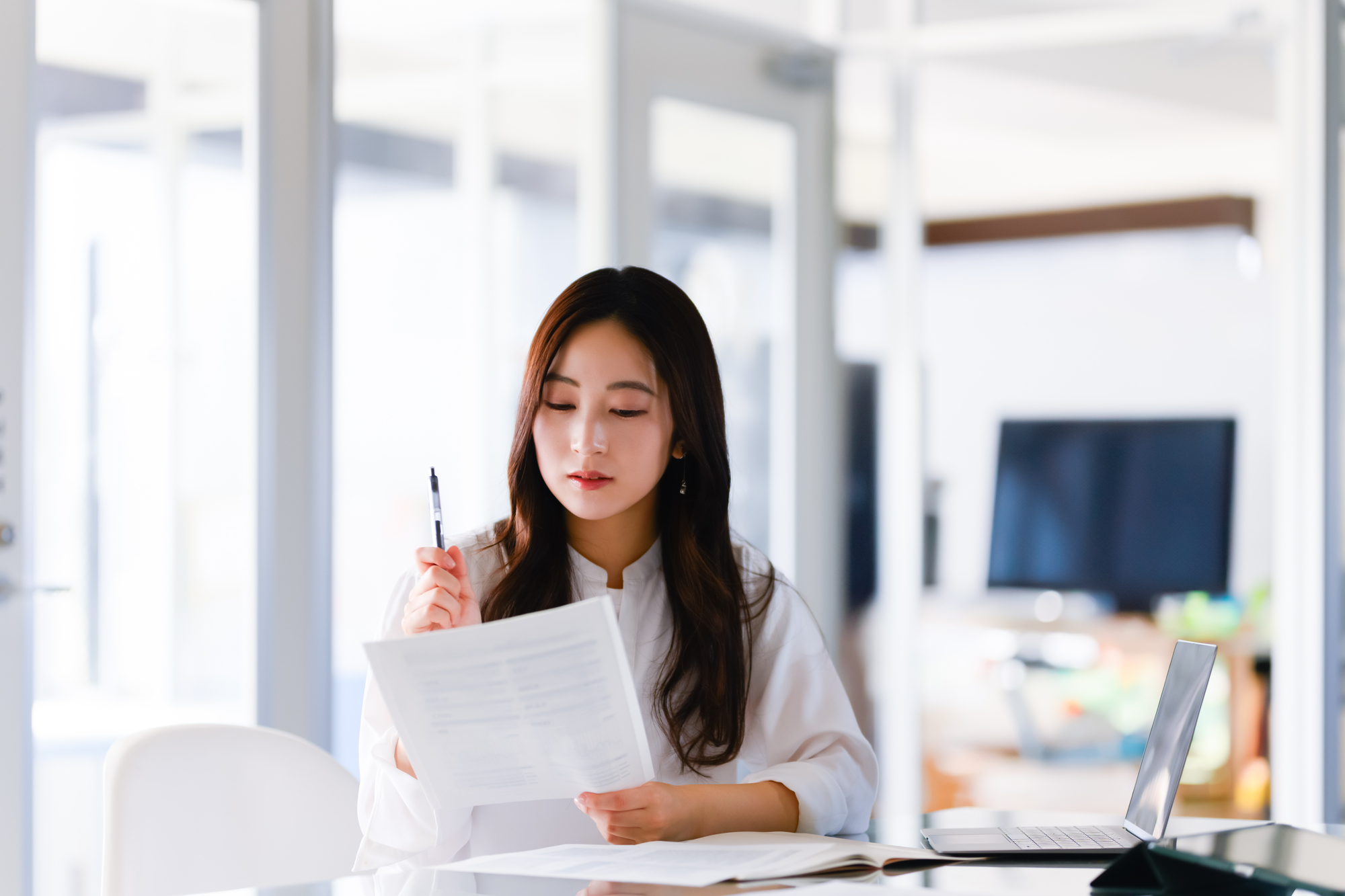 社会保険給付金の申請書類えお確認する女性