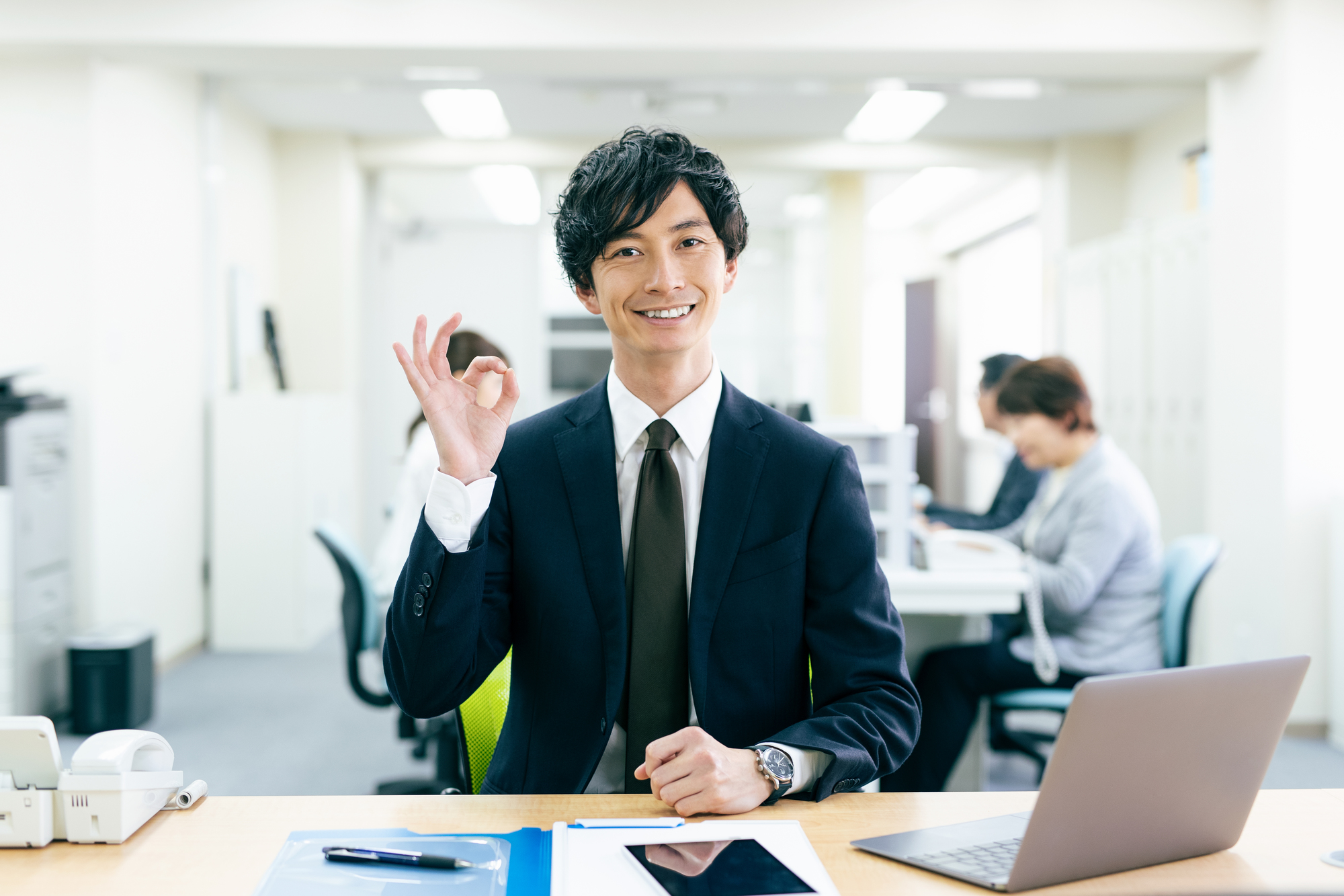 ハローワークの傷病手当について解説してくれる男性 