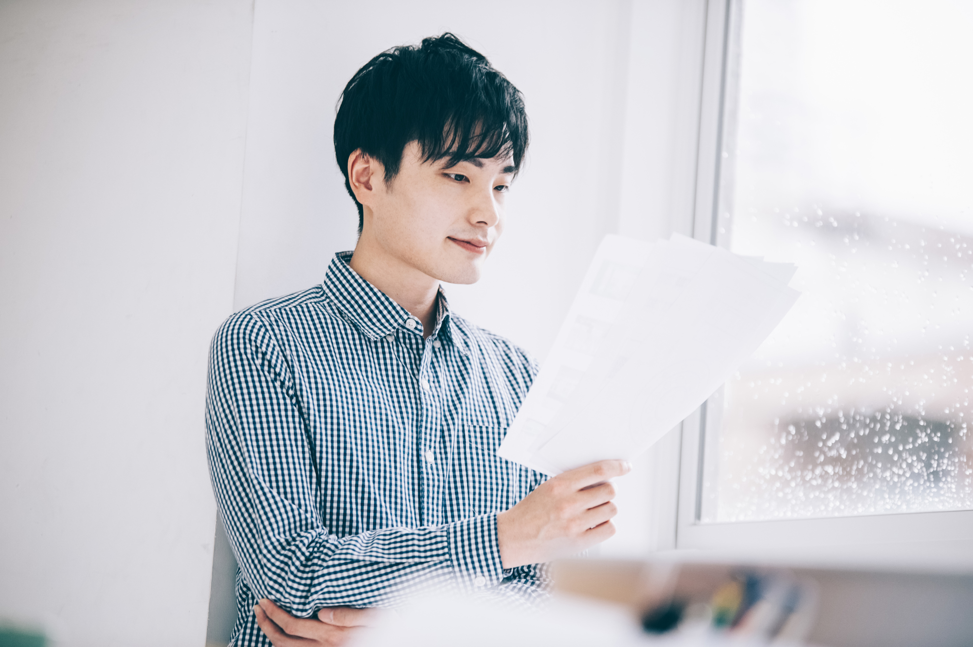 社会保険給付金の申請用紙を確認する男性