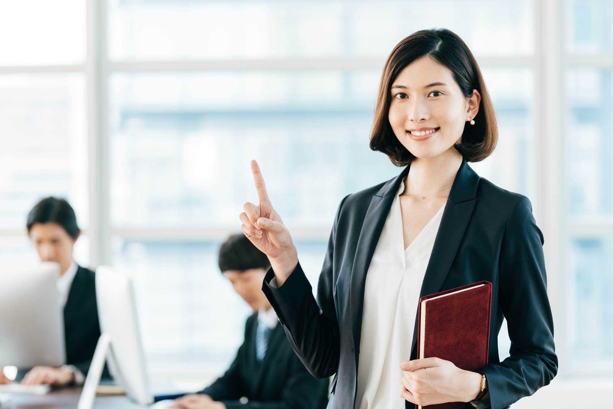 傷病手当金の支給条件を教える女性